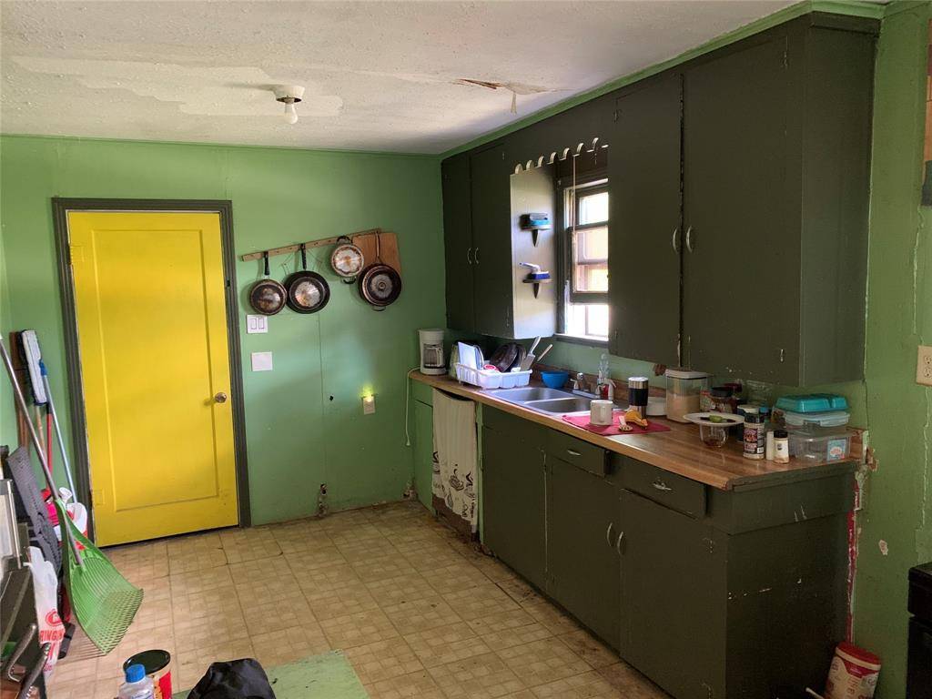 100 S Wright Avenue, Kerens, TX 75144