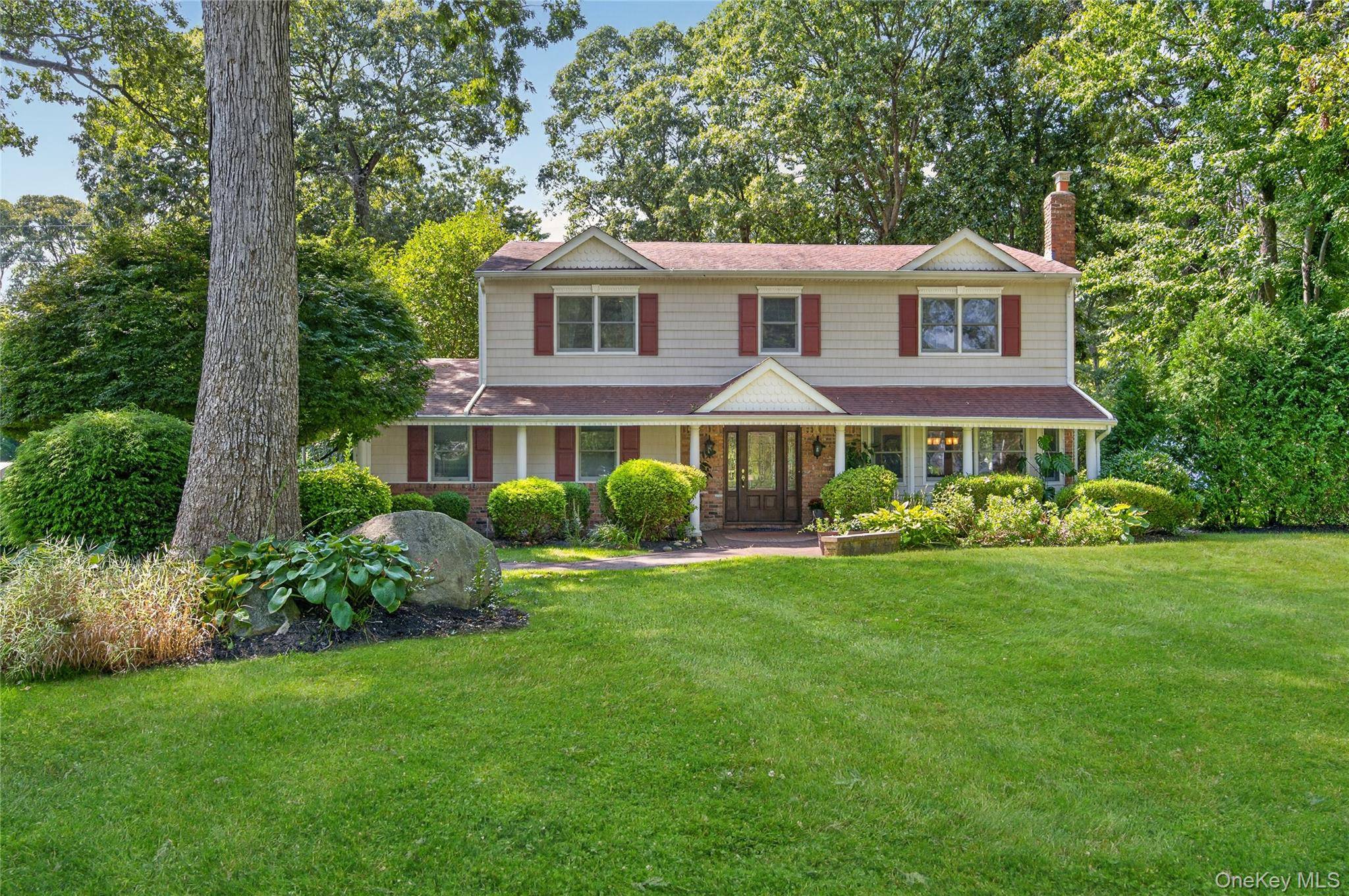 38 McCulloch DR, Dix Hills, NY 11746