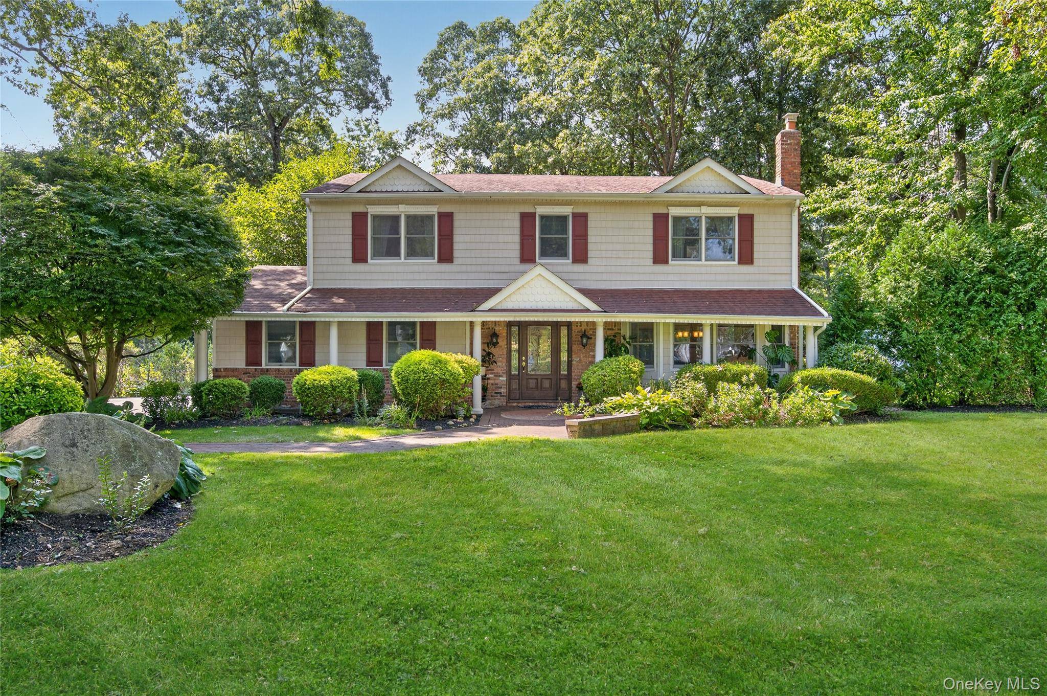 38 McCulloch DR, Dix Hills, NY 11746