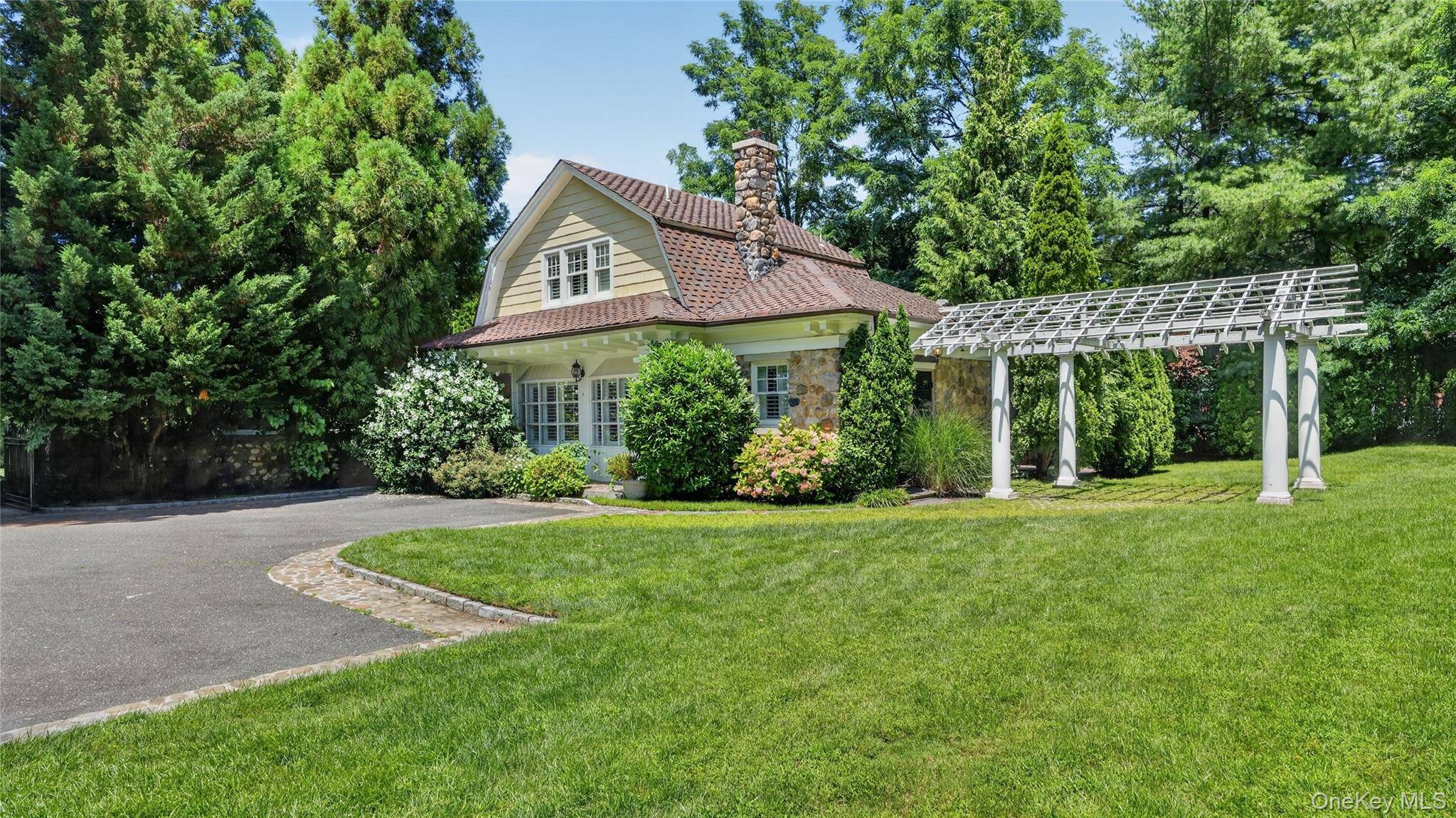 1058 Plandome RD, Manhasset, NY 11030