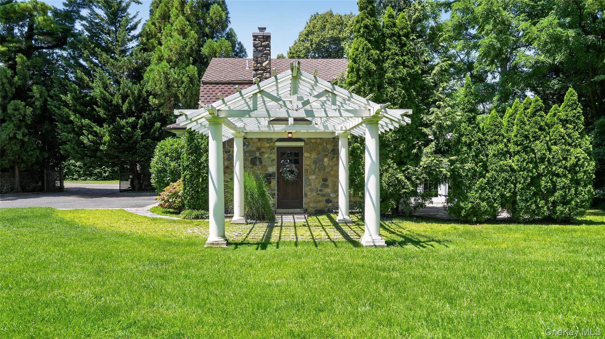 1058 Plandome RD, Manhasset, NY 11030