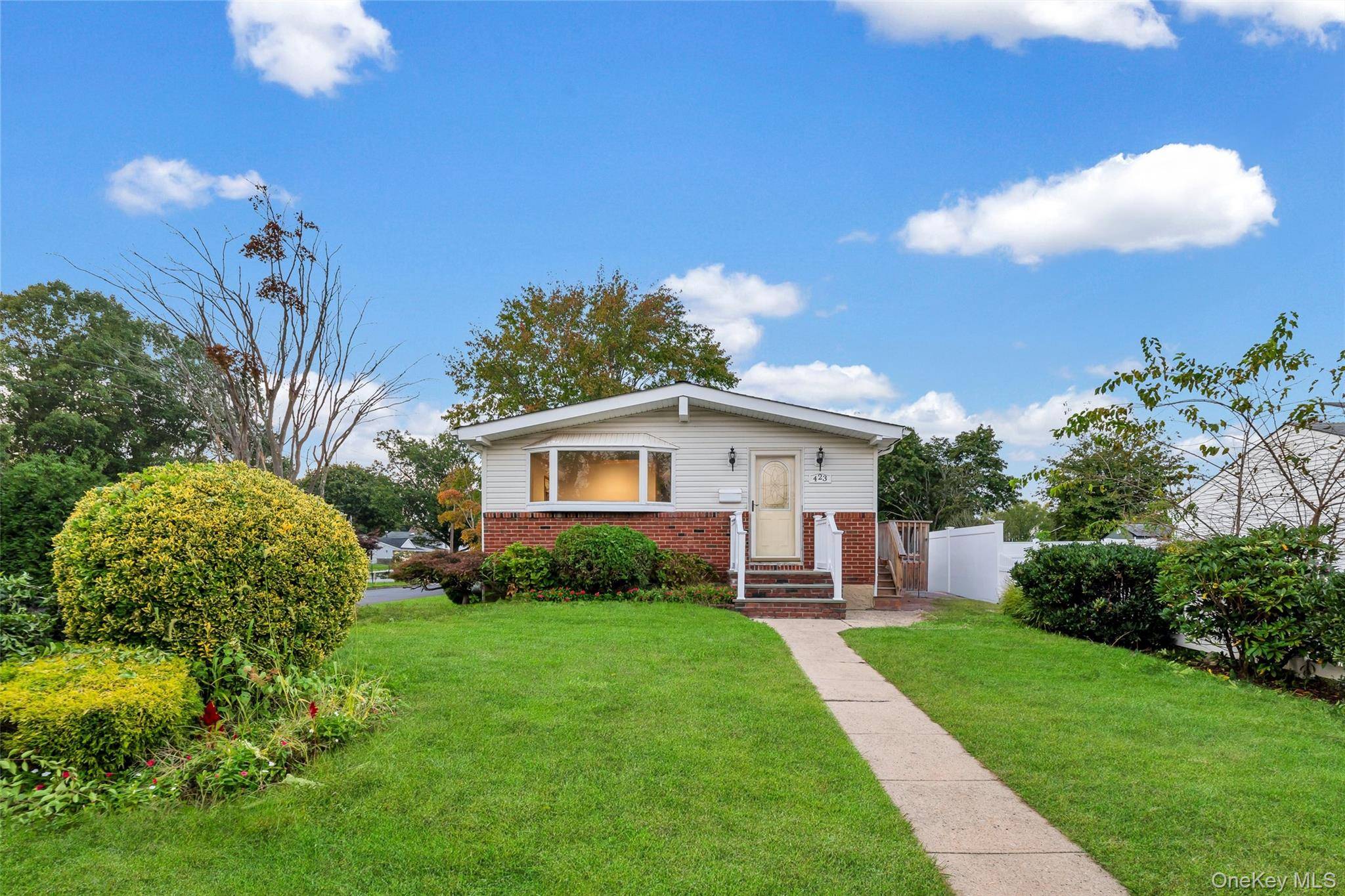 423 Westview AVE, Deer Park, NY 11729