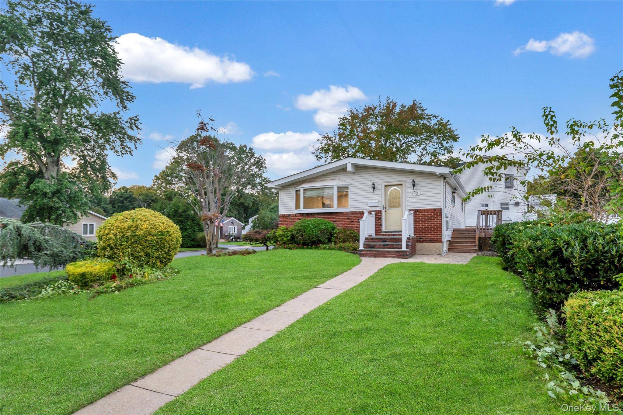 423 Westview AVE, Deer Park, NY 11729