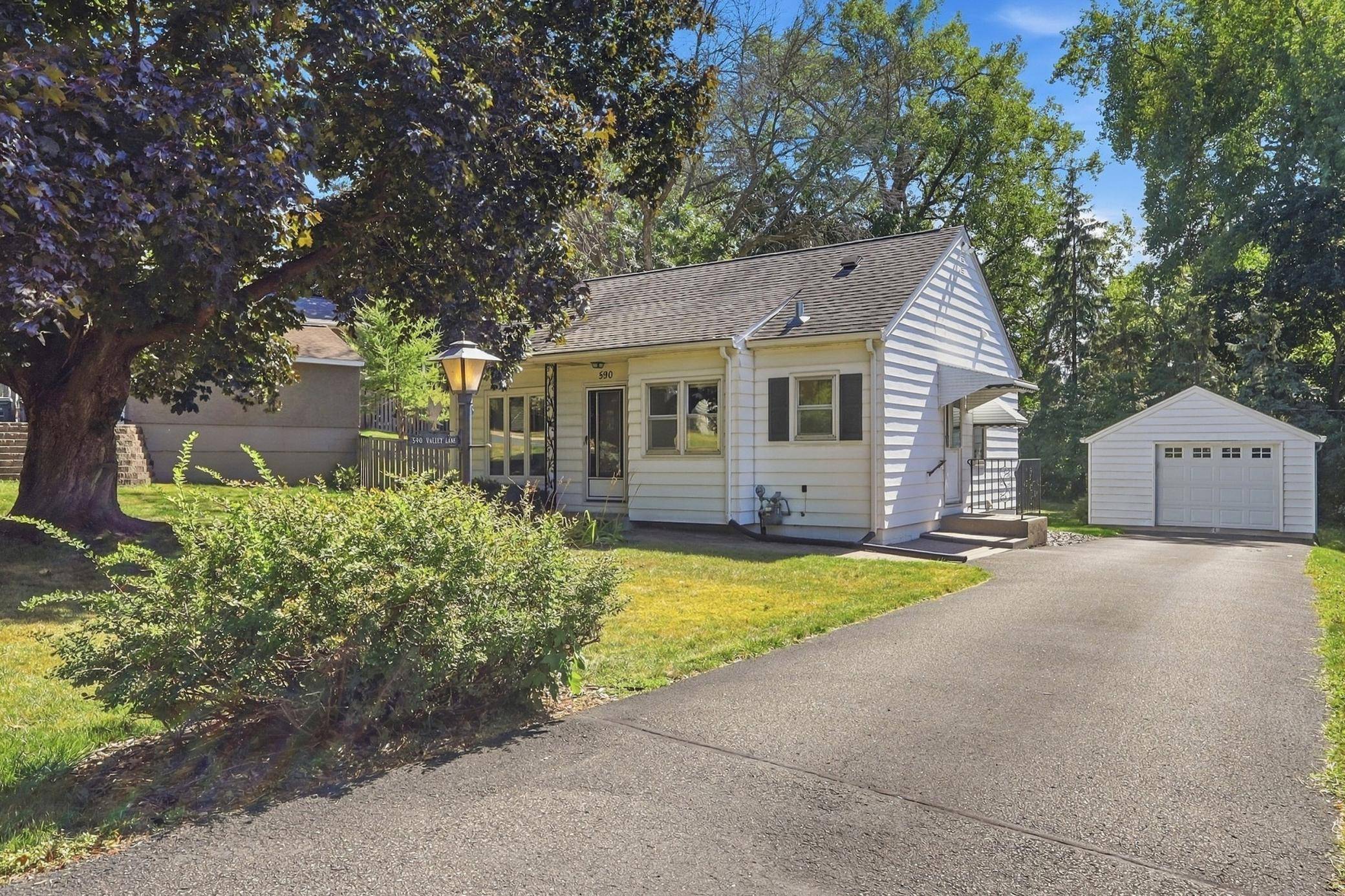 590 Valley LN, Mendota Heights, MN 55118