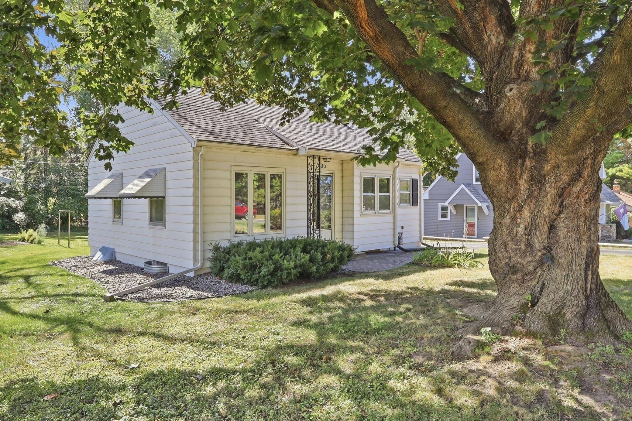 590 Valley LN, Mendota Heights, MN 55118