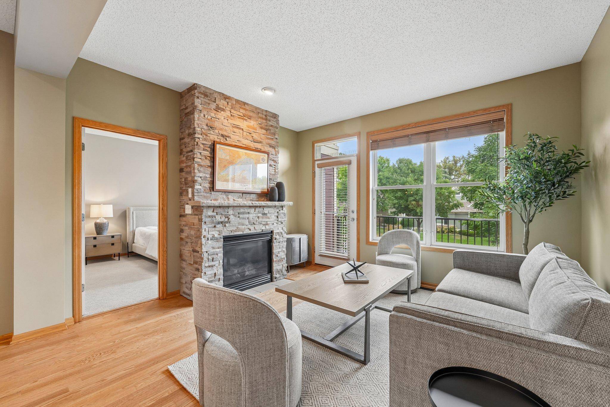 10733 Falling Water LN #B, Woodbury, MN 55129