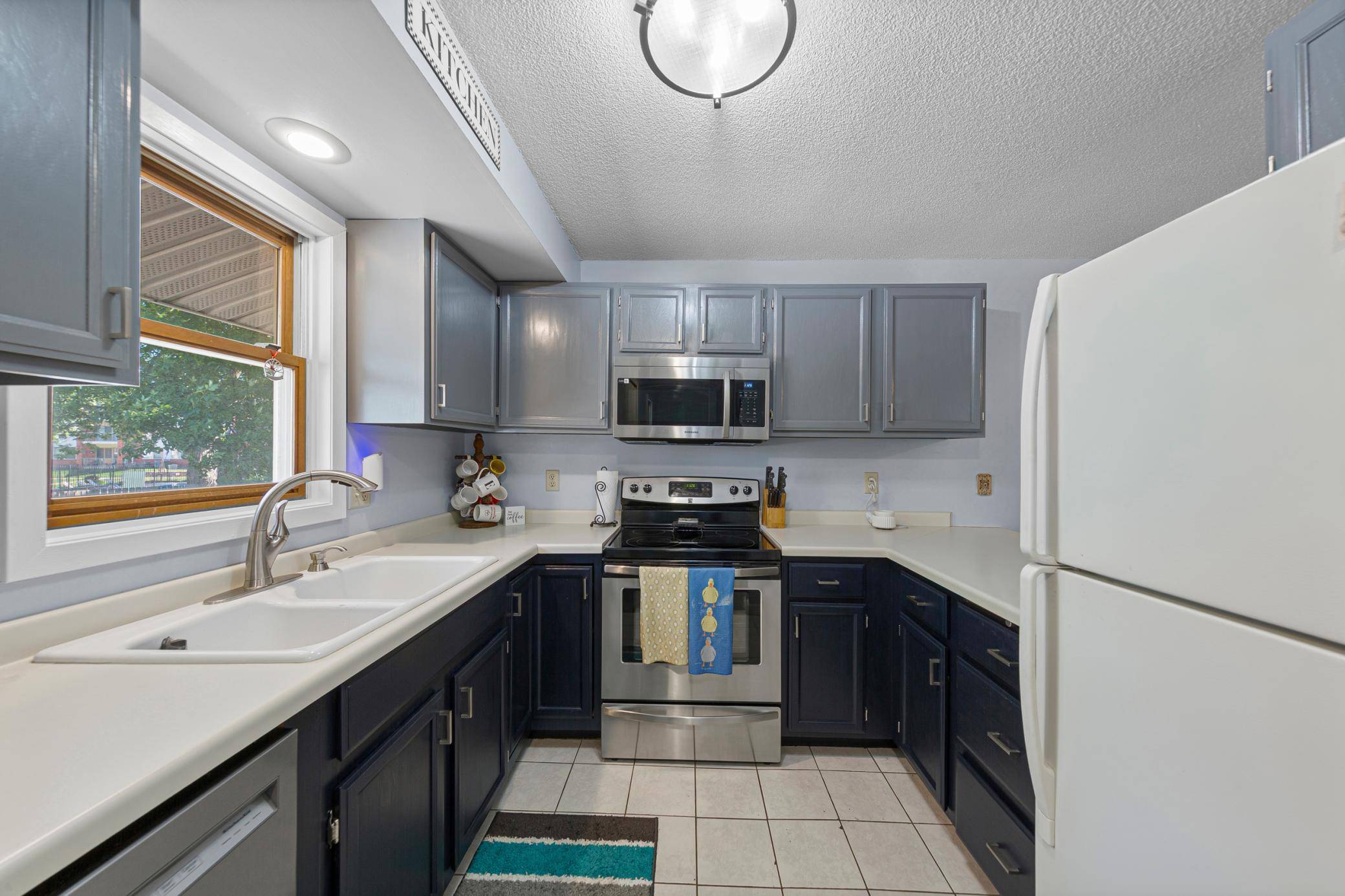 1042 E Travelers TRL, Burnsville, MN 55337