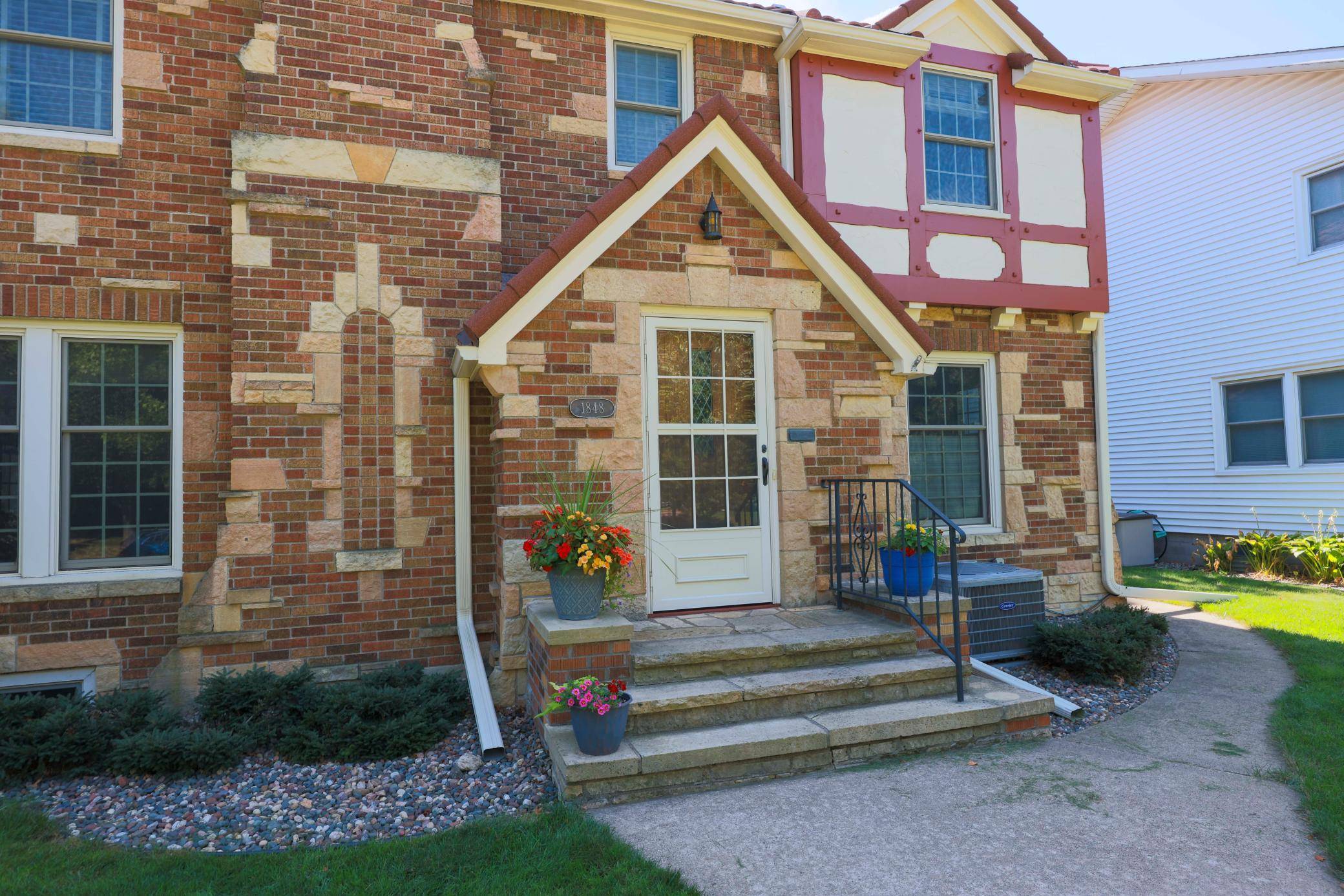 1848 Pinehurst AVE, Saint Paul, MN 55116