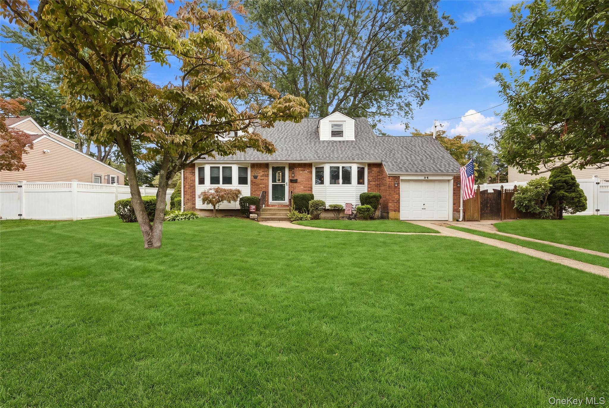 44 Dulittle ST, North Babylon, NY 11703