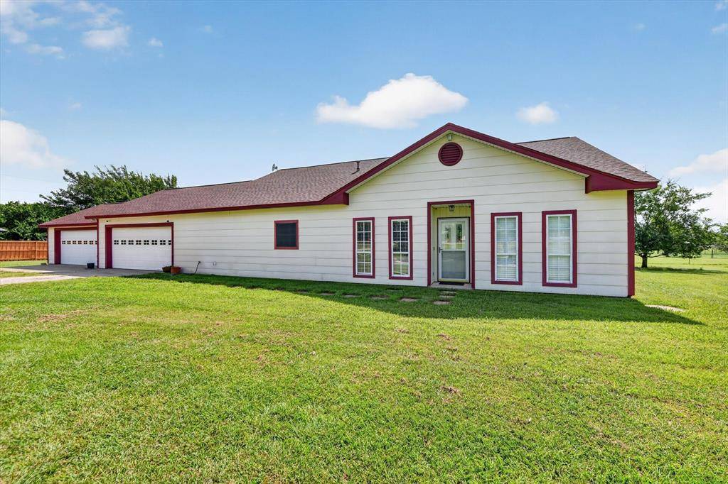 1958 Crockett Street, Sanger, TX 76266