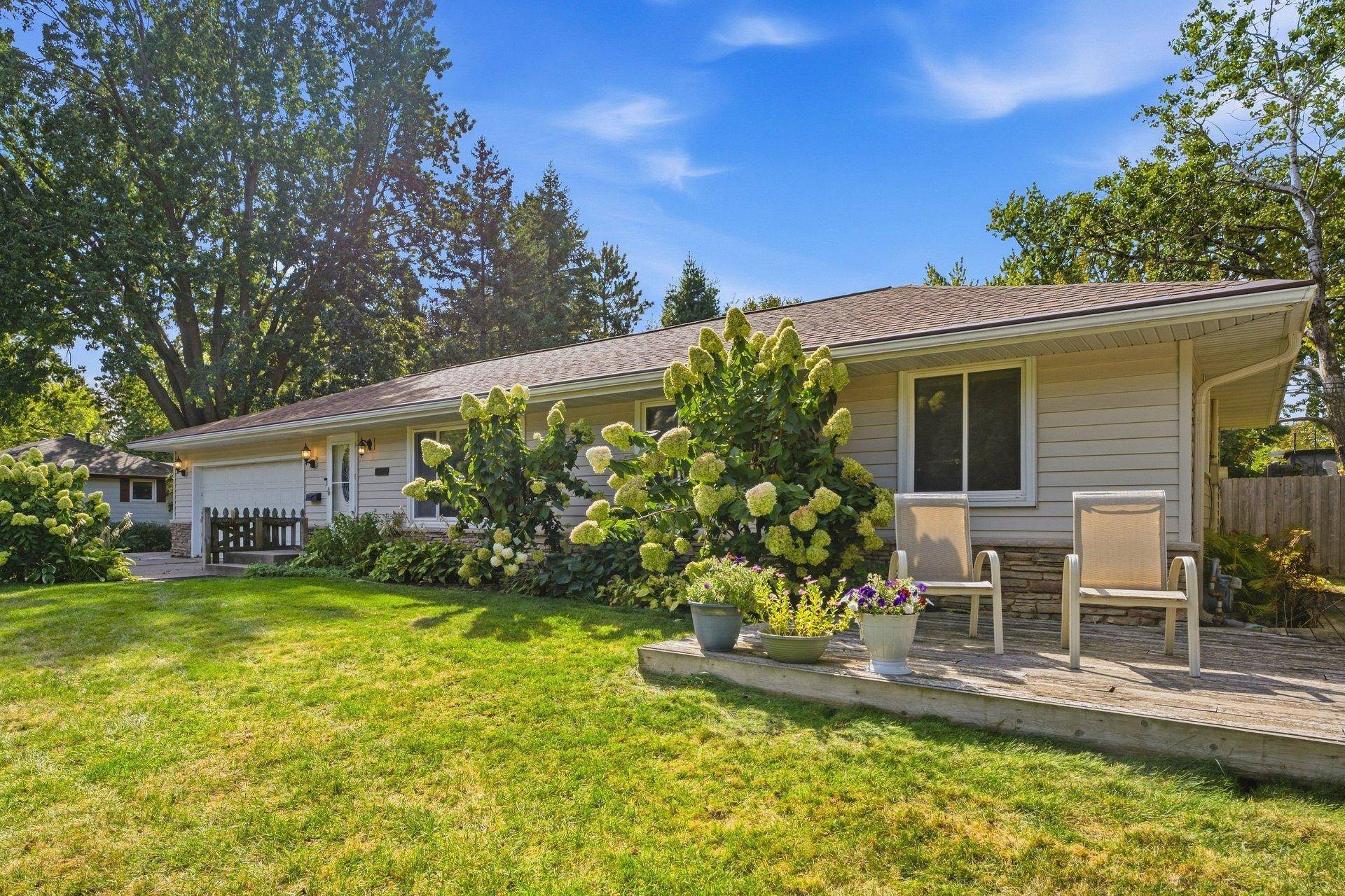 1325 Sumter AVE N, Golden Valley, MN 55427