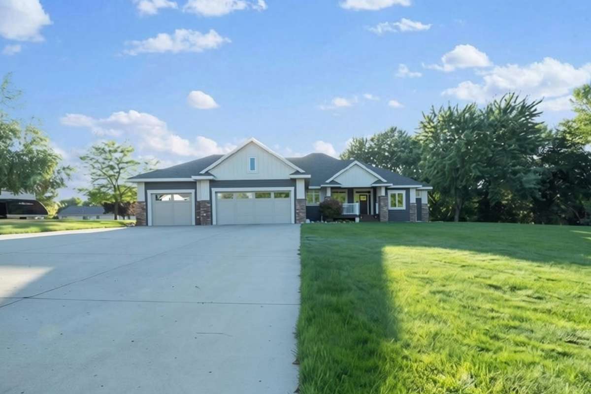 1890 Ridgewood DR NW, Alexandria, MN 56308