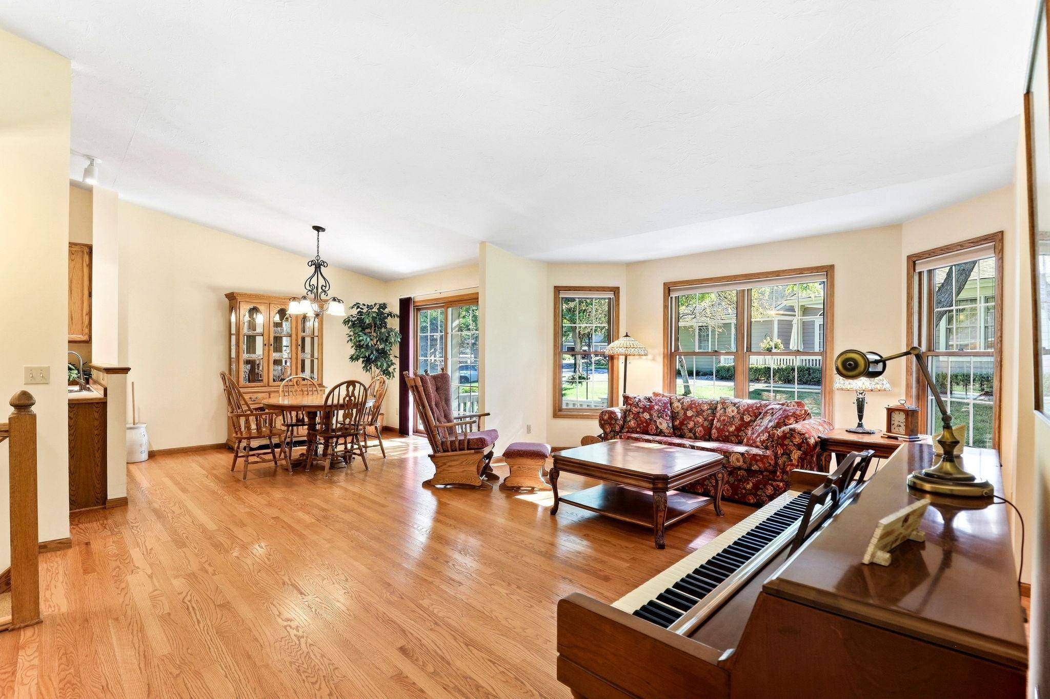 821 Ivy LN, Eagan, MN 55123
