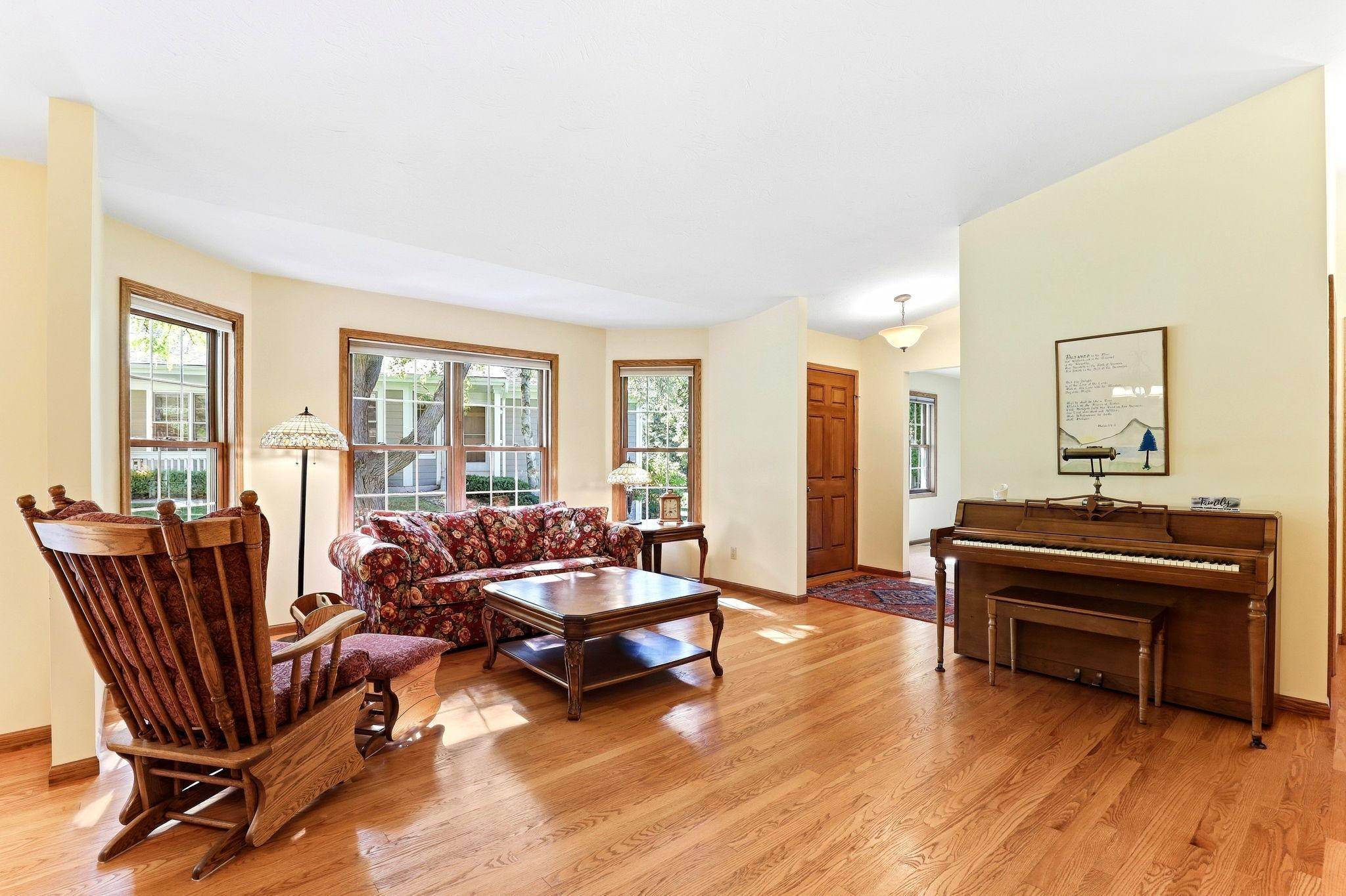 821 Ivy LN, Eagan, MN 55123