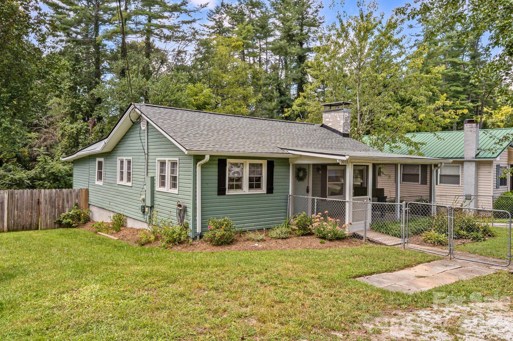 1015 Mountain View ST, Hendersonville, NC 28739