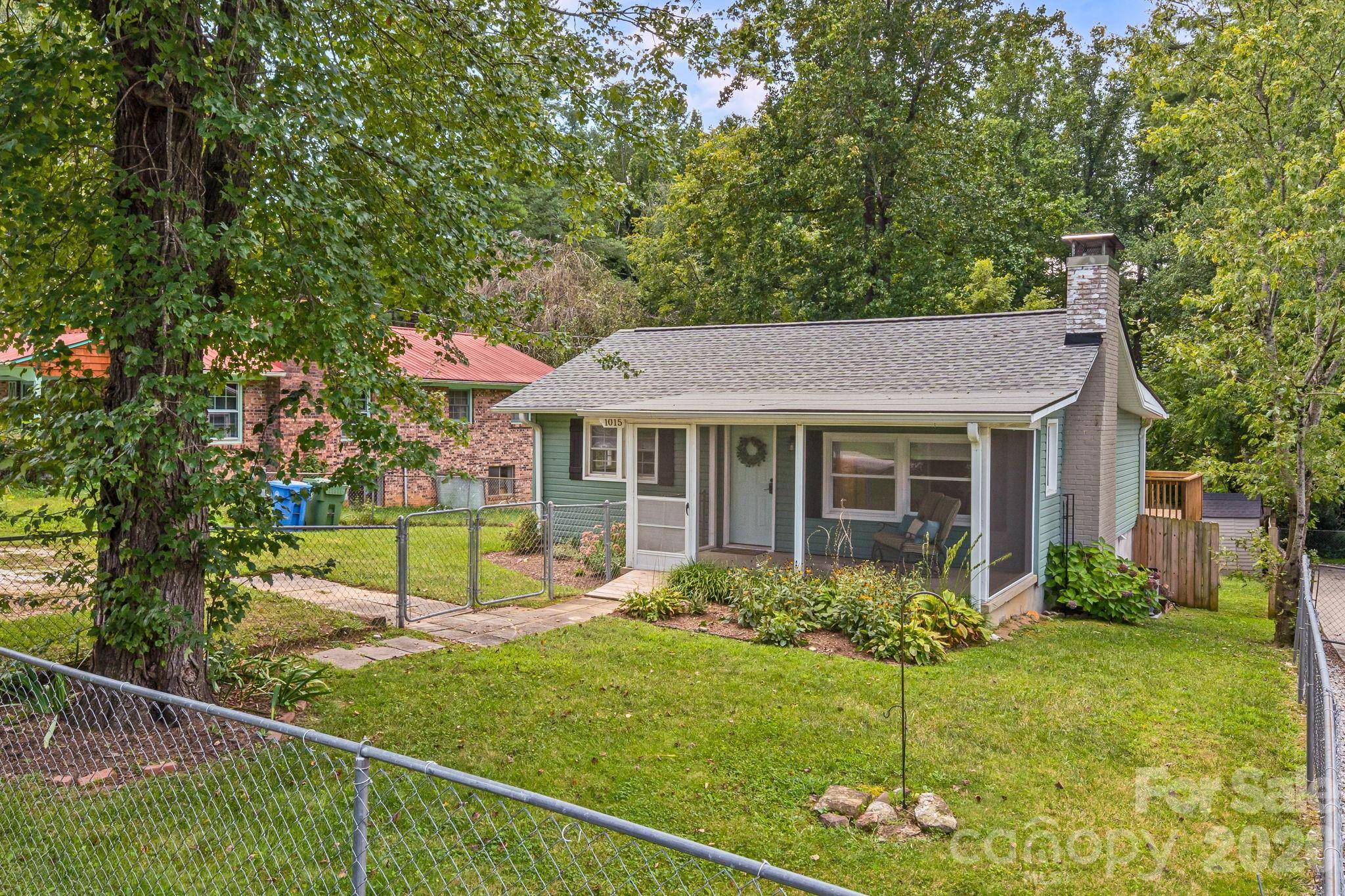 1015 Mountain View ST, Hendersonville, NC 28739