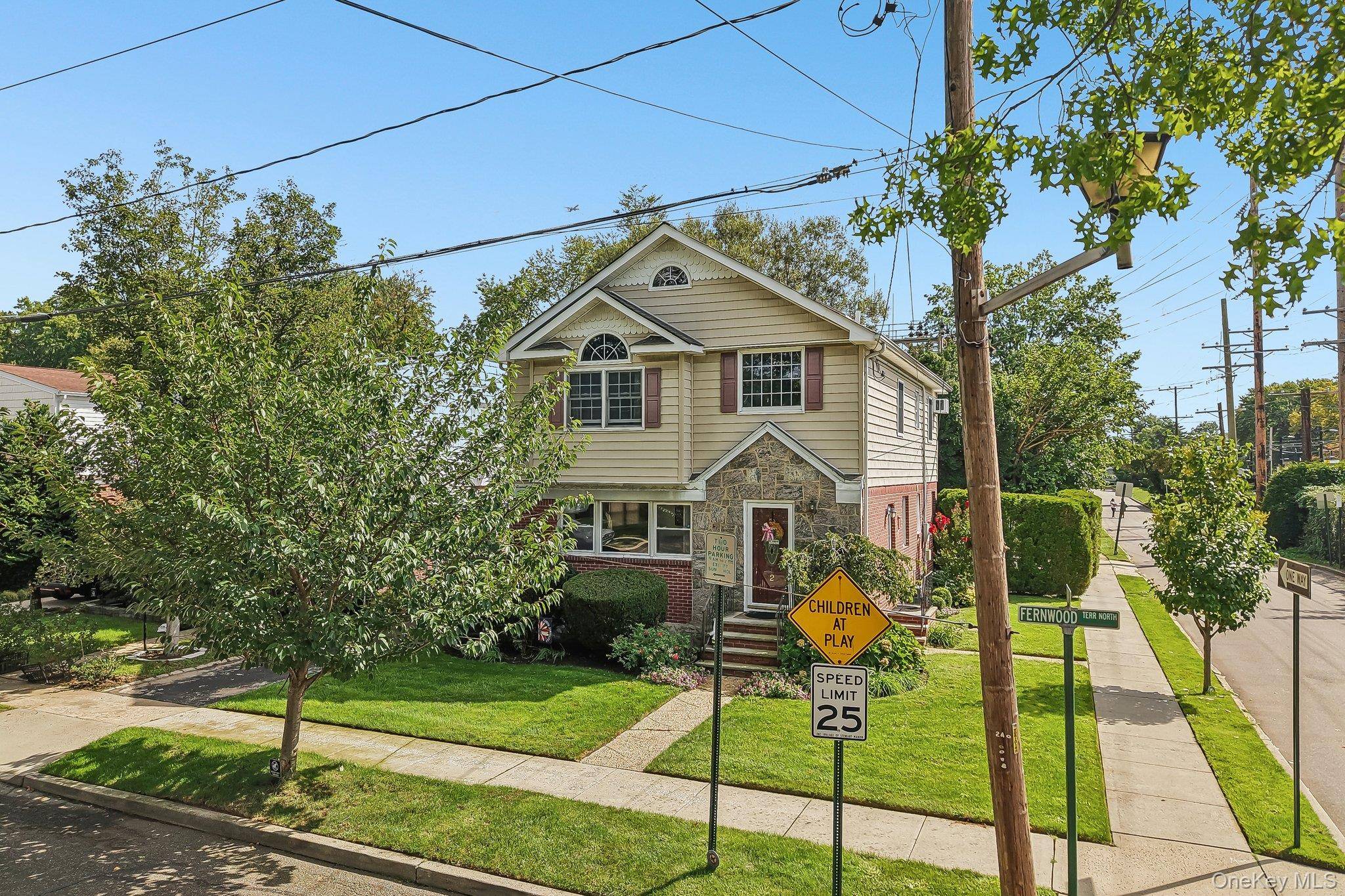 2 Fernwood TER, Garden City, NY 11530