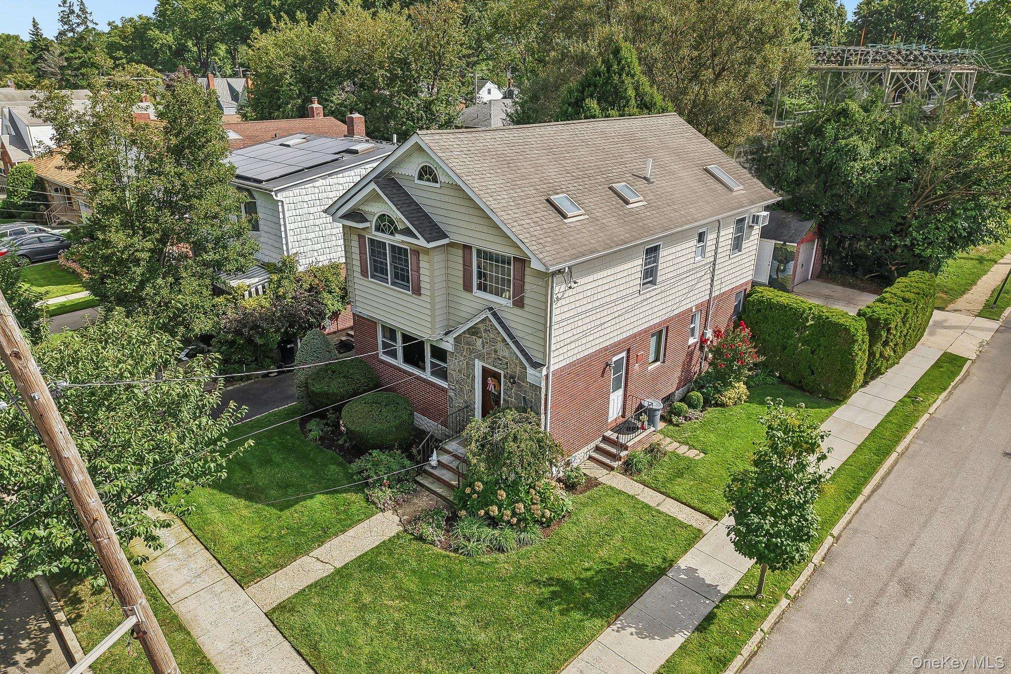 2 Fernwood TER, Garden City, NY 11530