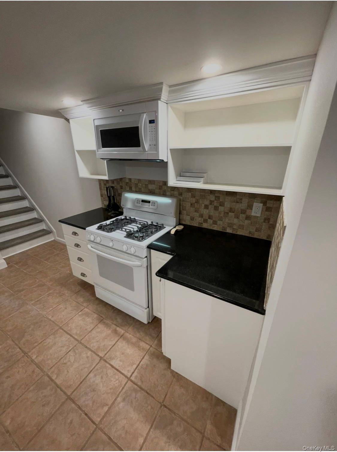 17 Cobbler LN, East Setauket, NY 11733