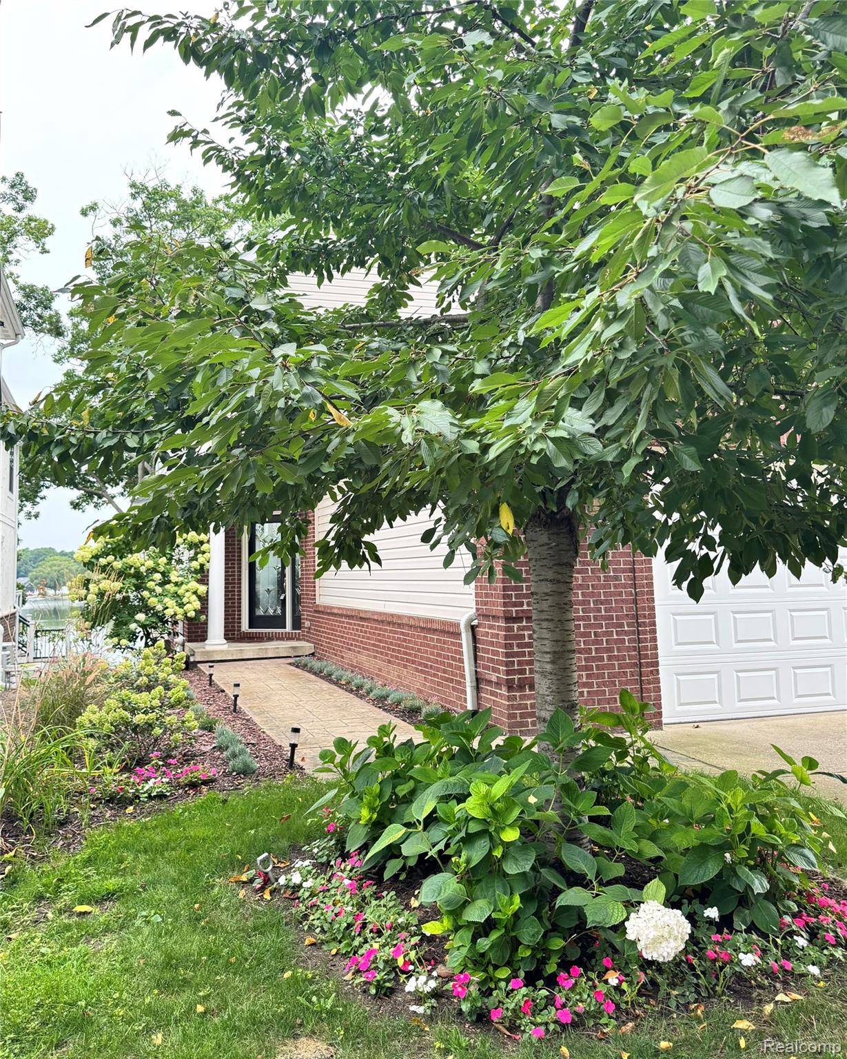 3962 Highcrest DR, Genoa Township, MI 48116