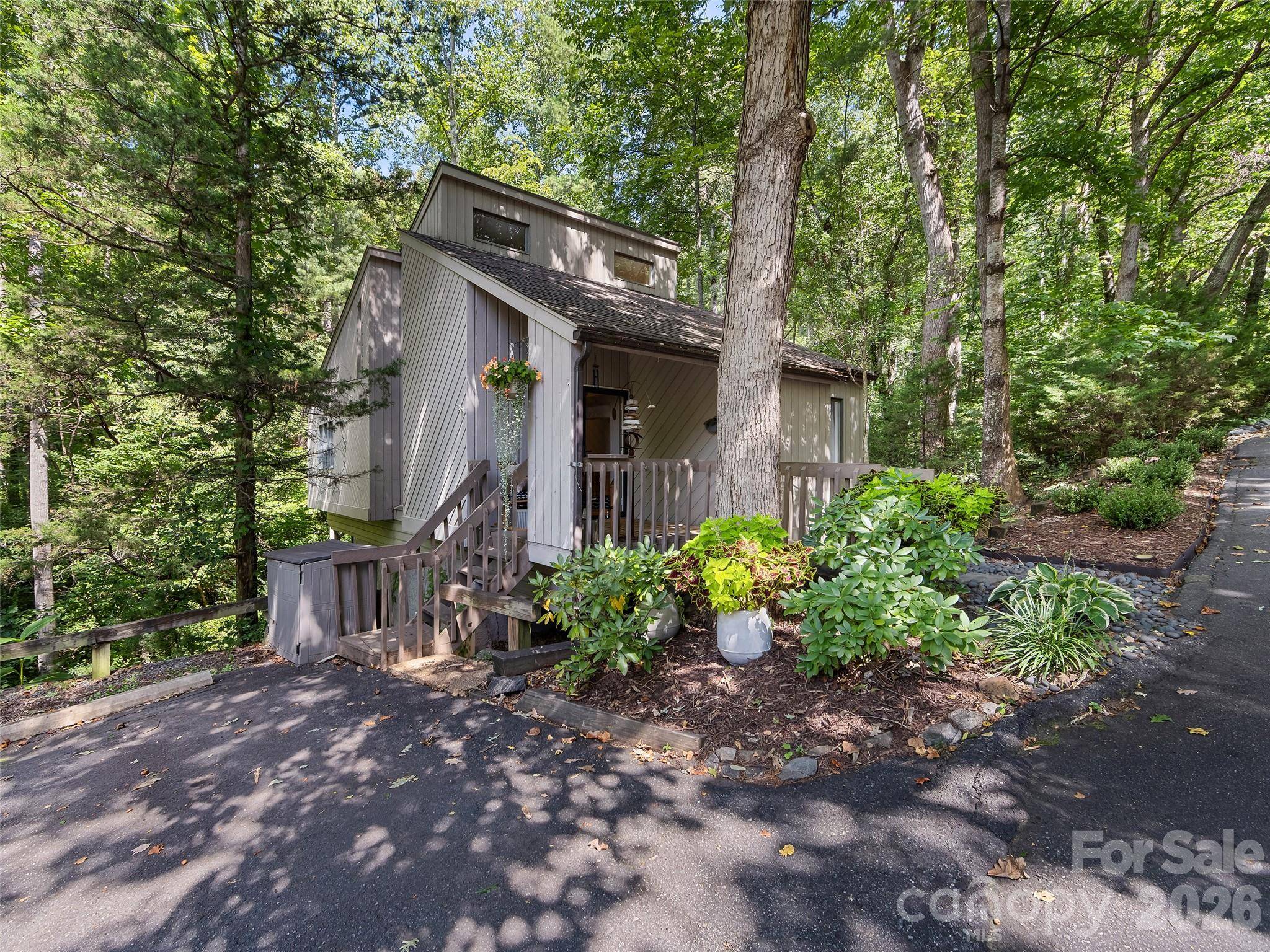 16 Cedarwood DR, Asheville, NC 28803