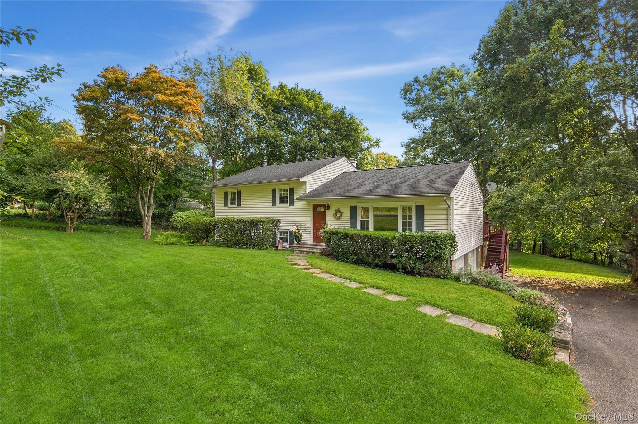 6 Hillside TER, Mahopac, NY 10541