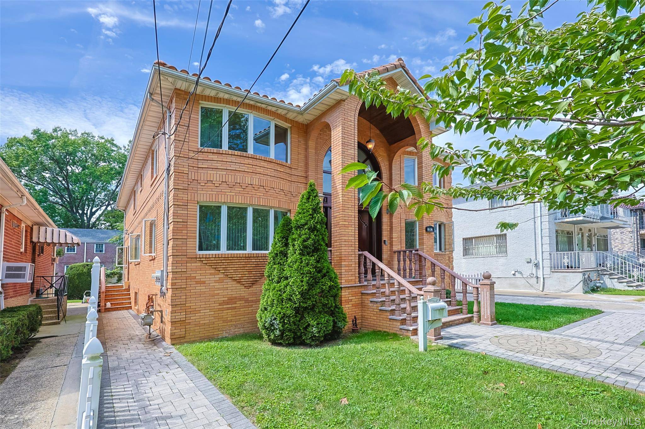 61-36 Cloverdale Blvd, Oakland Gardens, NY 11364
