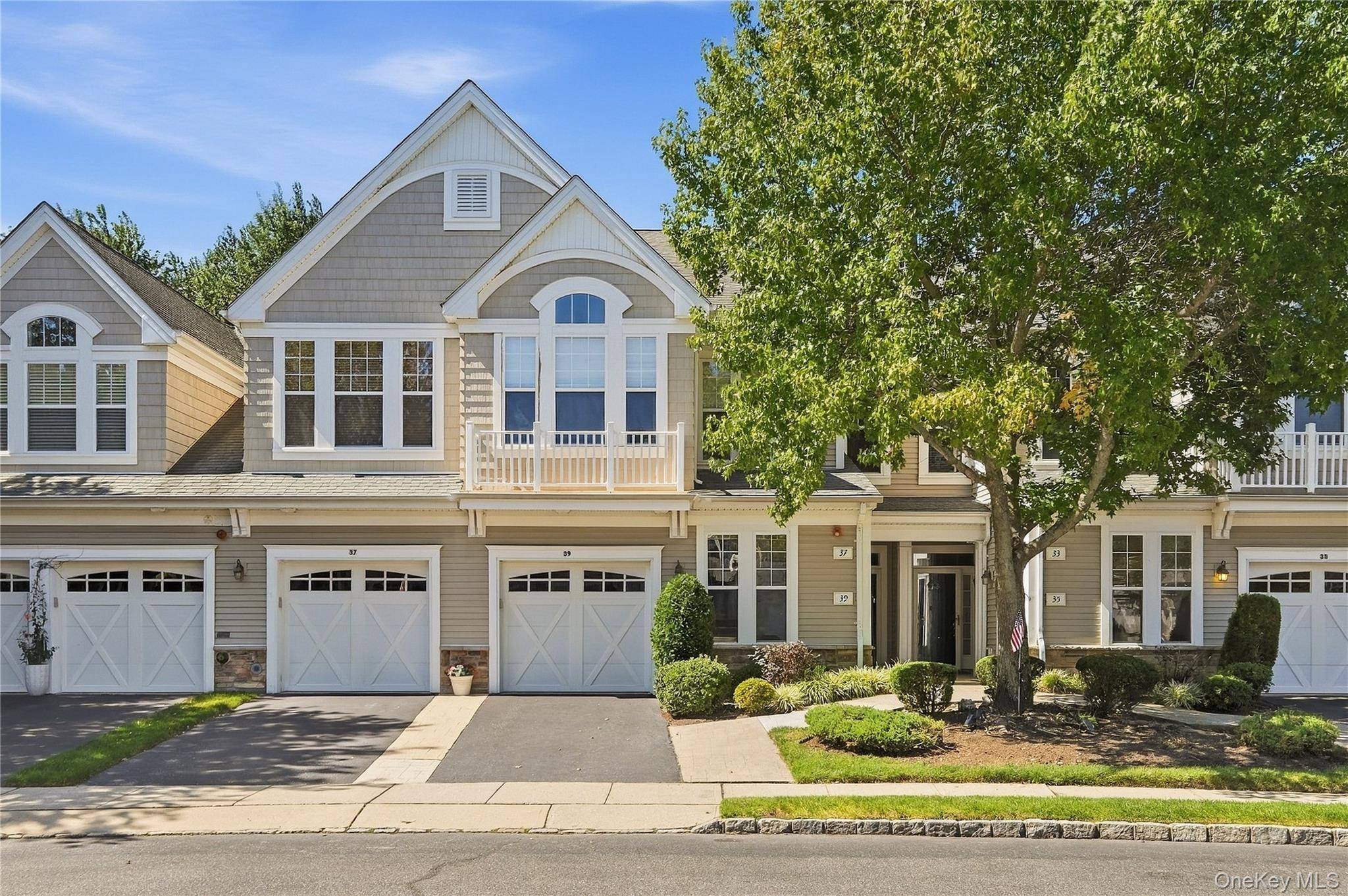 39 Symphony DR, Lake Grove, NY 11755