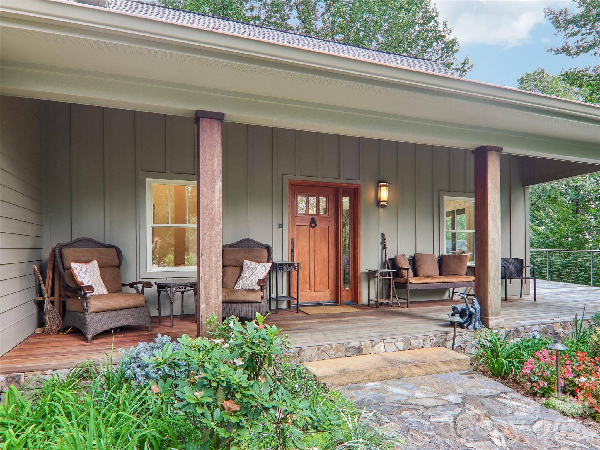 404 Southview LN, Flat Rock, NC 28731