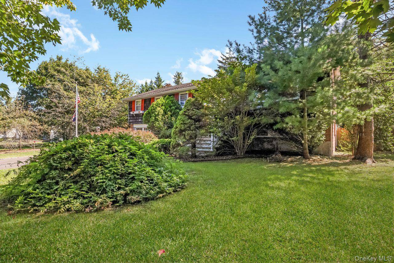 16 Wendy LN, East Northport, NY 11731