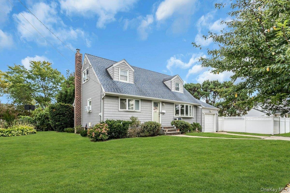8 N Summit DR, Massapequa, NY 11758
