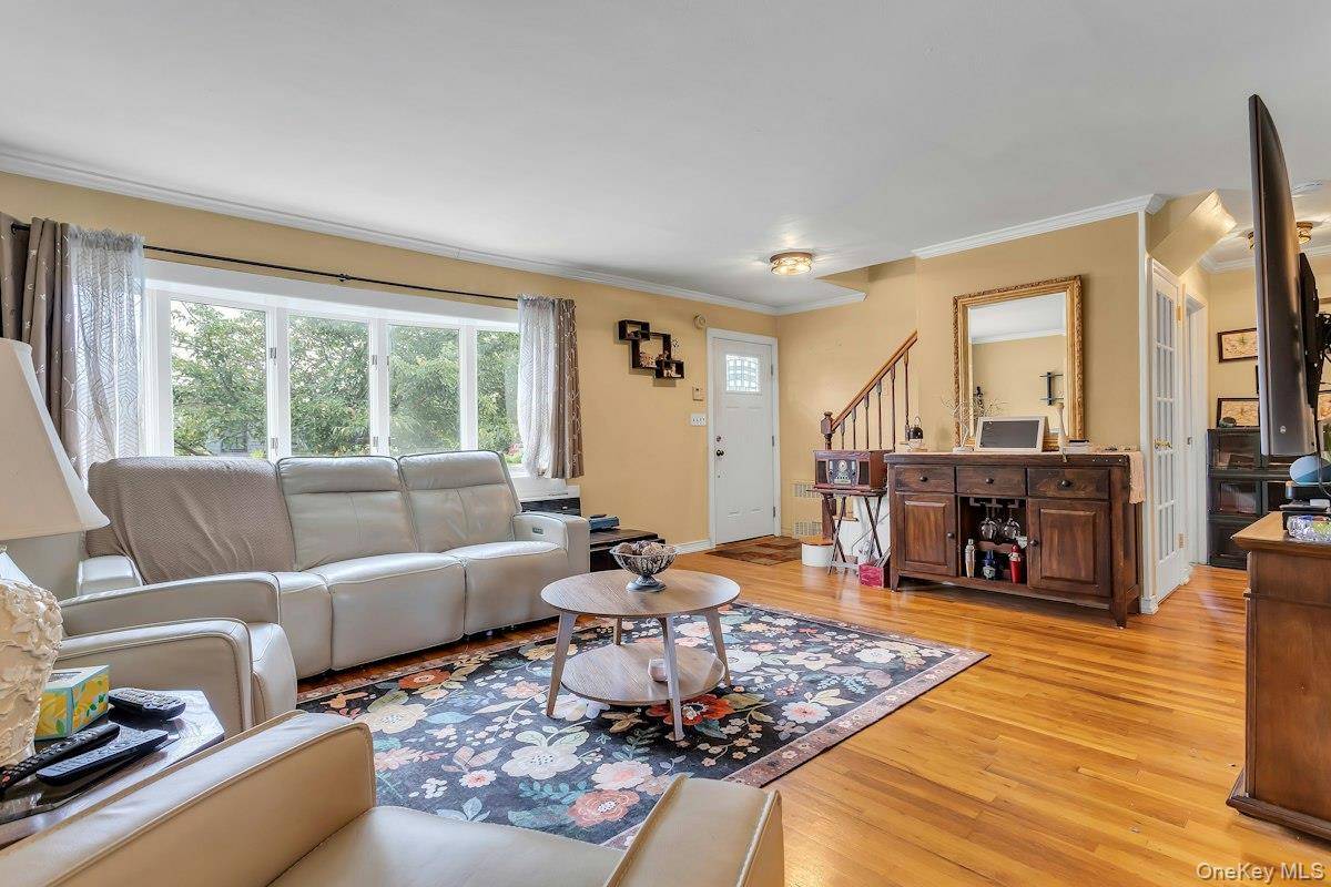8 N Summit DR, Massapequa, NY 11758