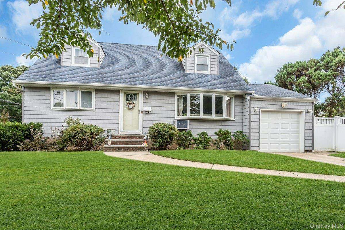 8 N Summit DR, Massapequa, NY 11758