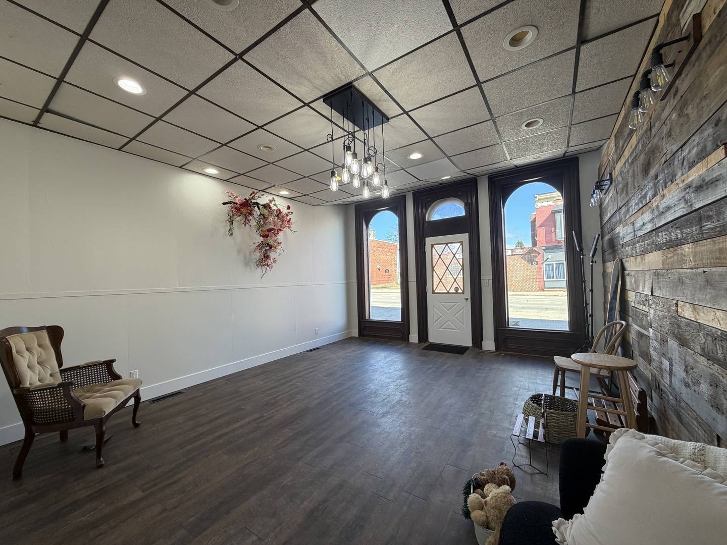 13 E Market ST, Shannon, IL 61078