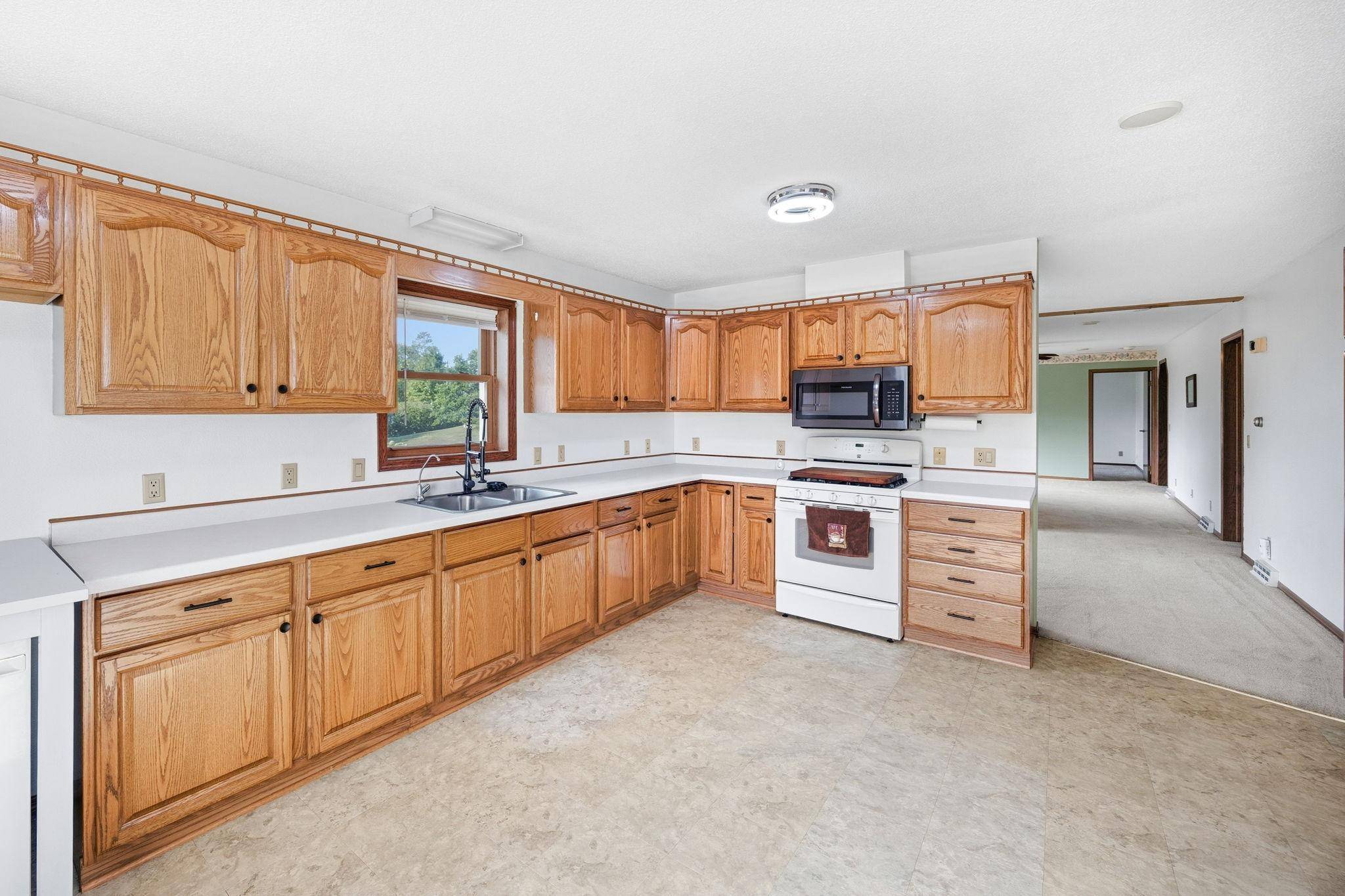 2048 Division ST E, Buffalo, MN 55313