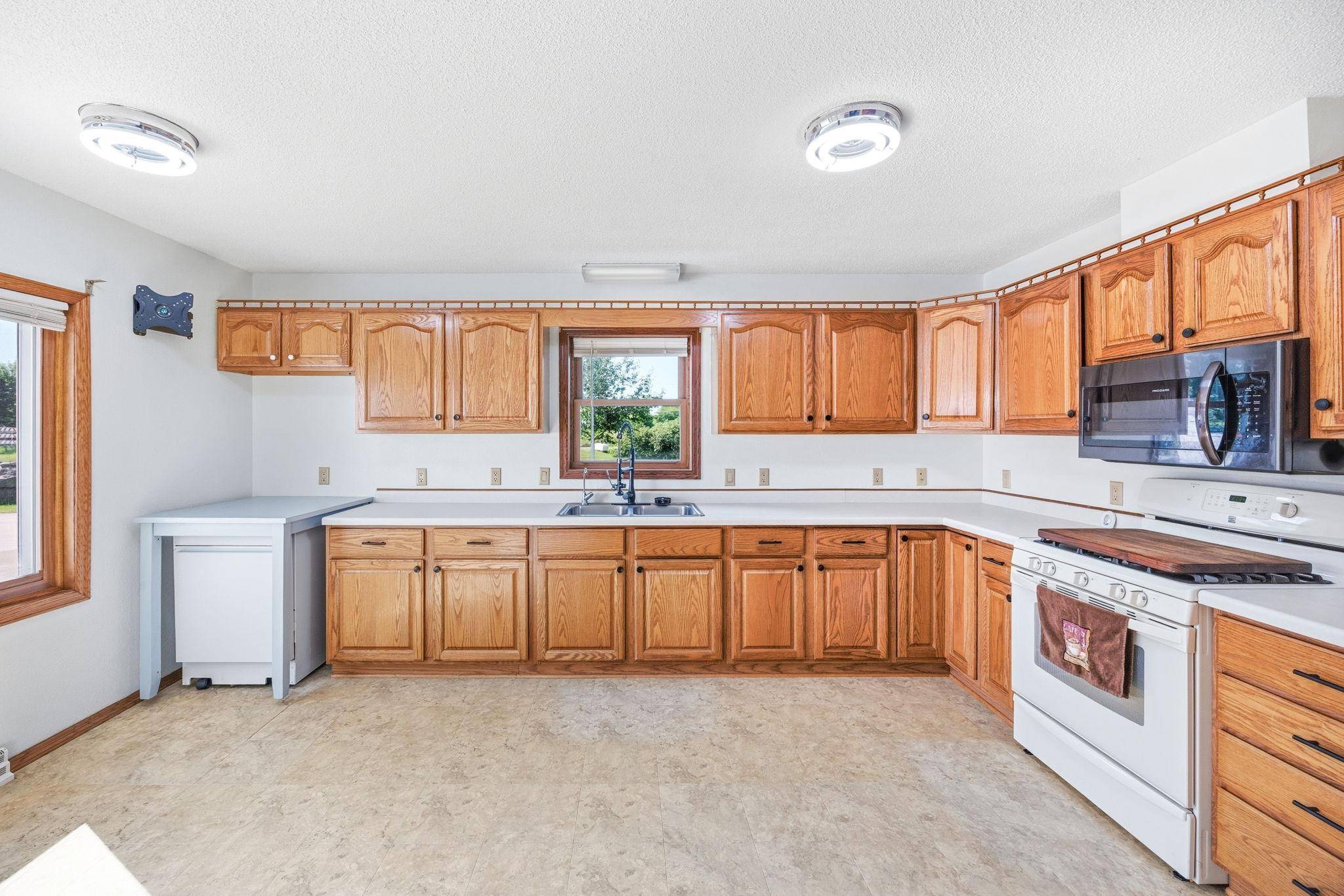 2048 Division ST E, Buffalo, MN 55313