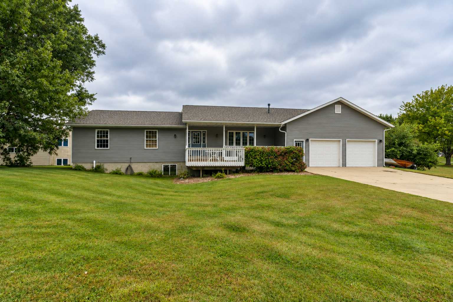 111 Loraine DR, Lake Crystal, MN 56055