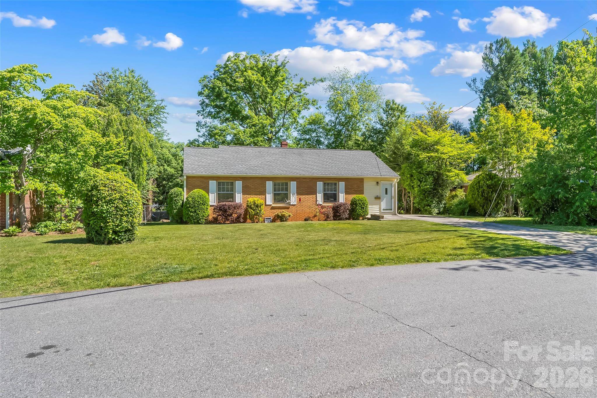 19 Wilburn RD, Asheville, NC 28806
