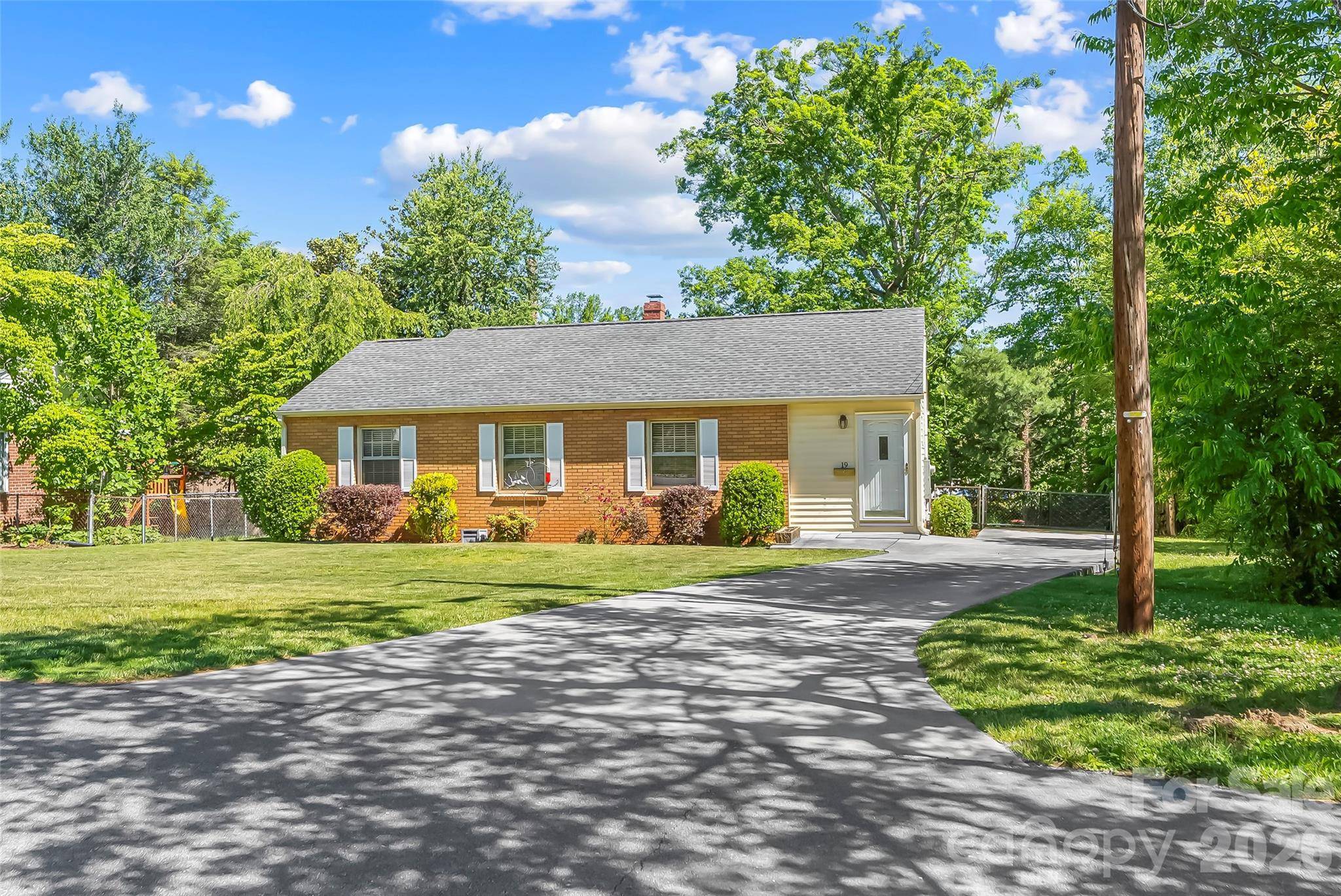 19 Wilburn RD, Asheville, NC 28806