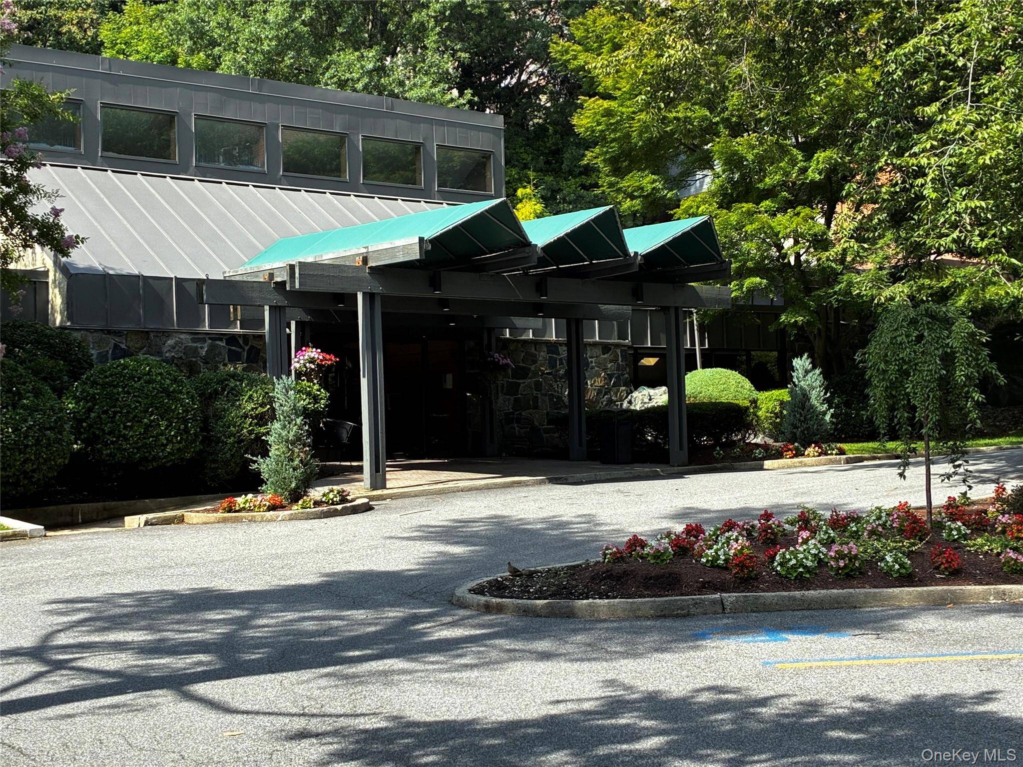 2 Fountain LN #1L, Scarsdale, NY 10583