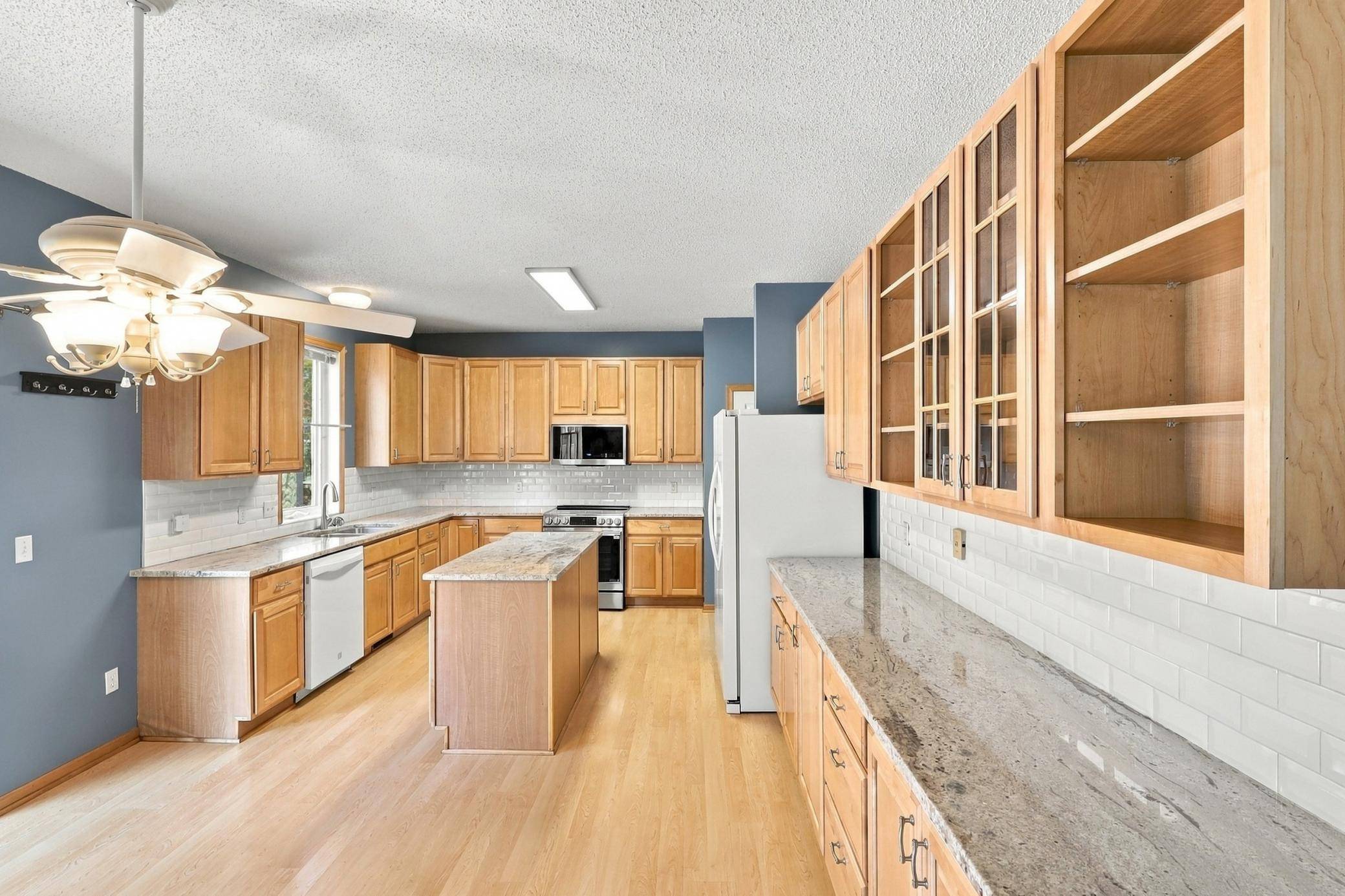 1560 Oakbrooke TER, Eagan, MN 55122