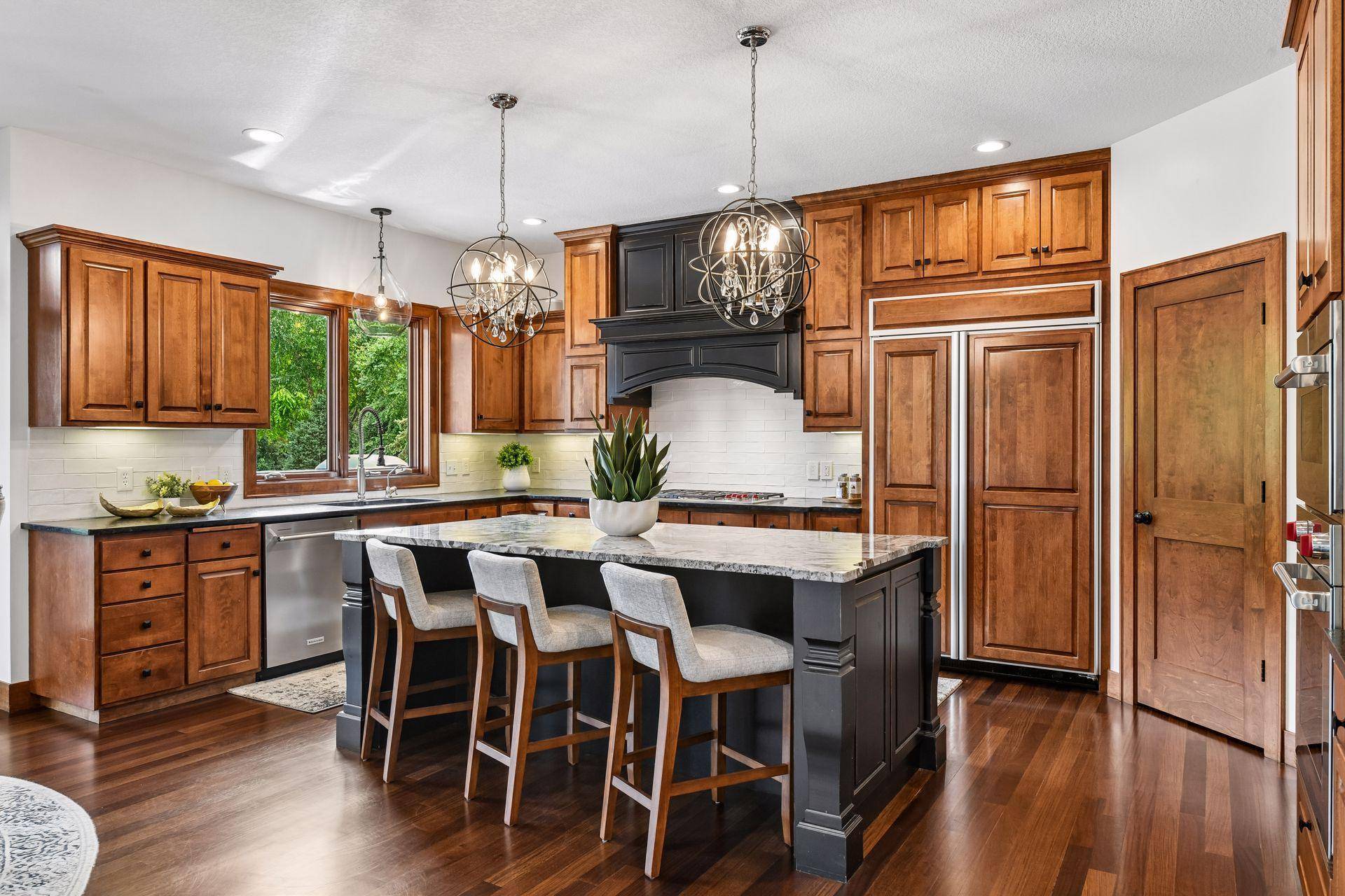 10053 Trails End RD, Chanhassen, MN 55317
