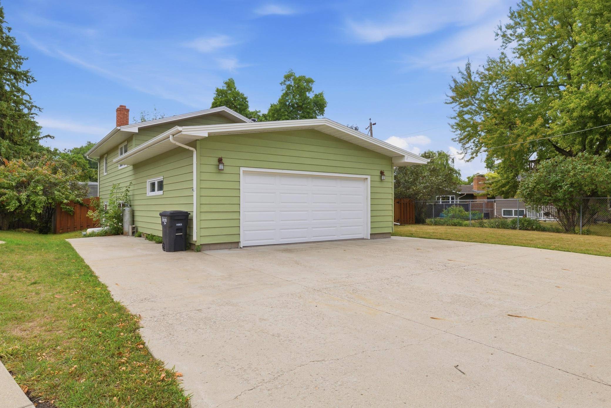2807 Edgewood DR N, Fargo, ND 58102