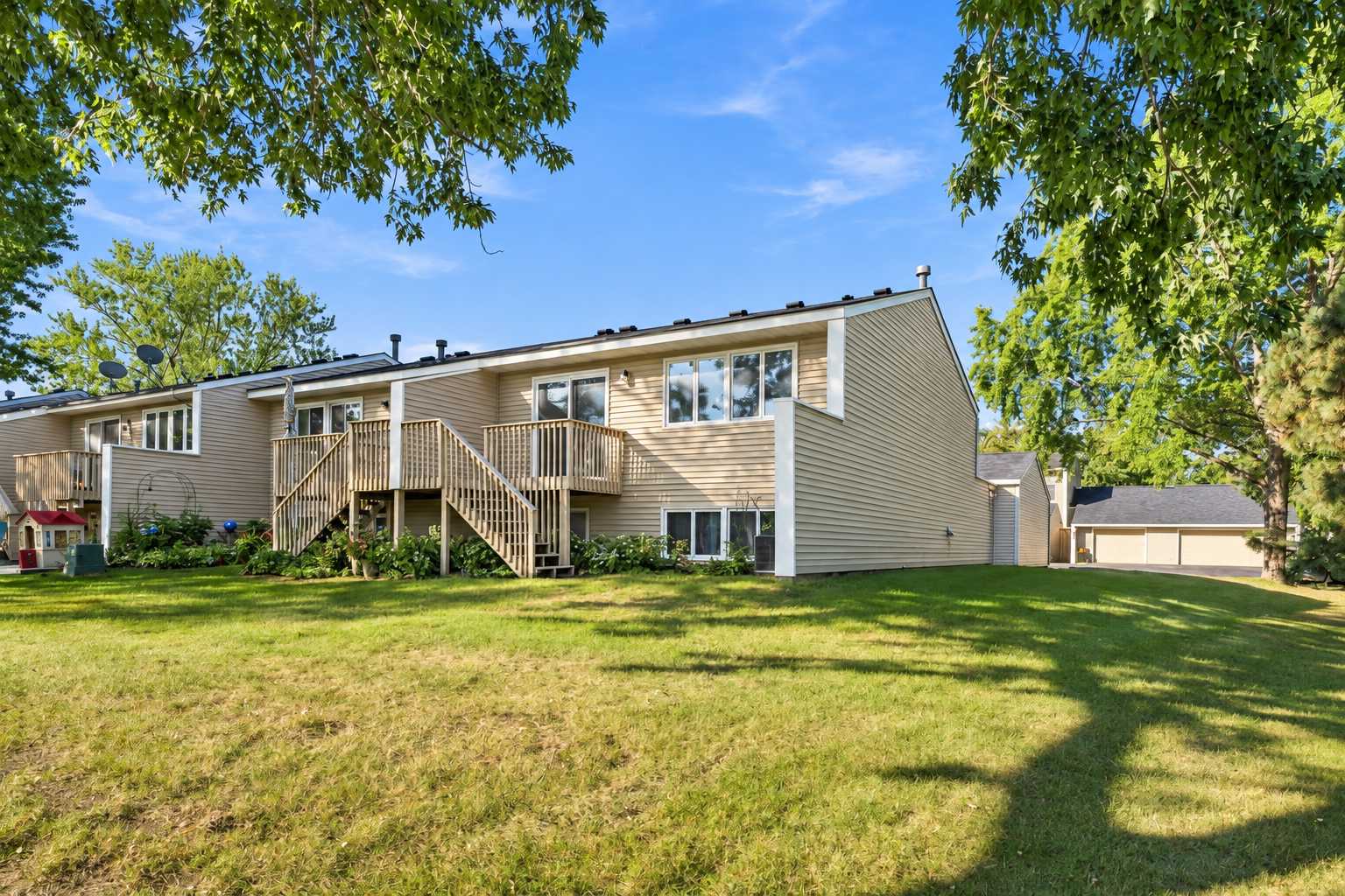 7525 Whitney DR, Apple Valley, MN 55124