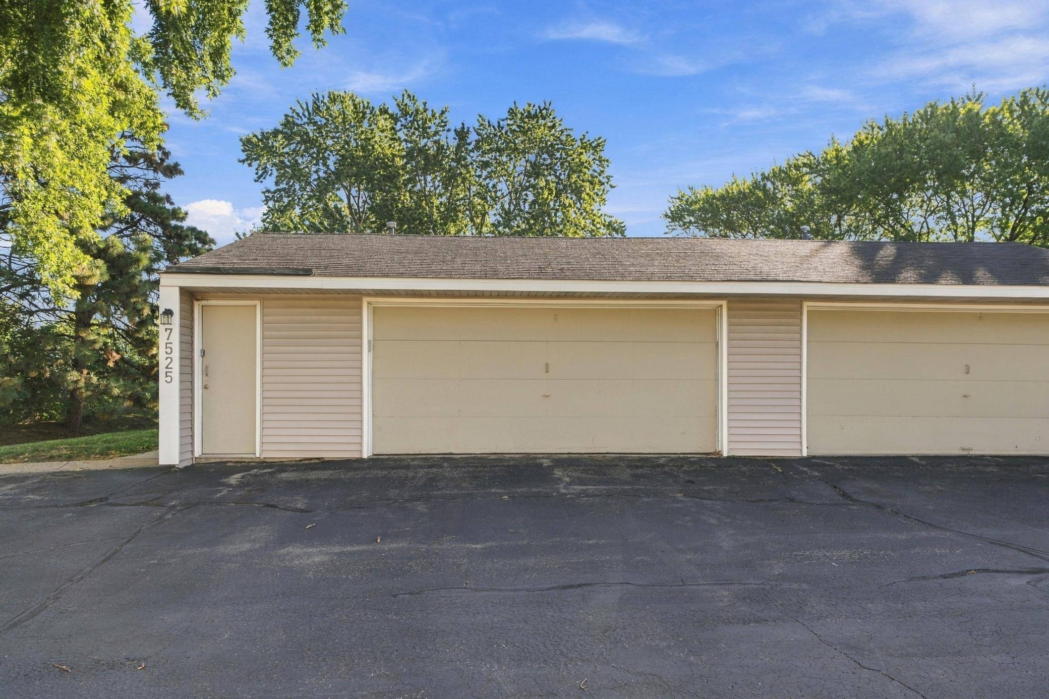 7525 Whitney DR, Apple Valley, MN 55124
