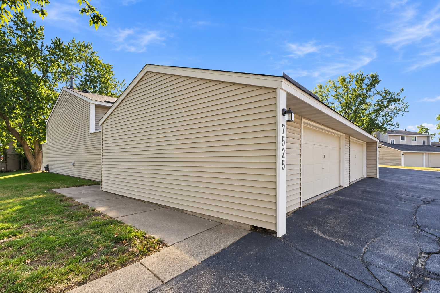 7525 Whitney DR, Apple Valley, MN 55124