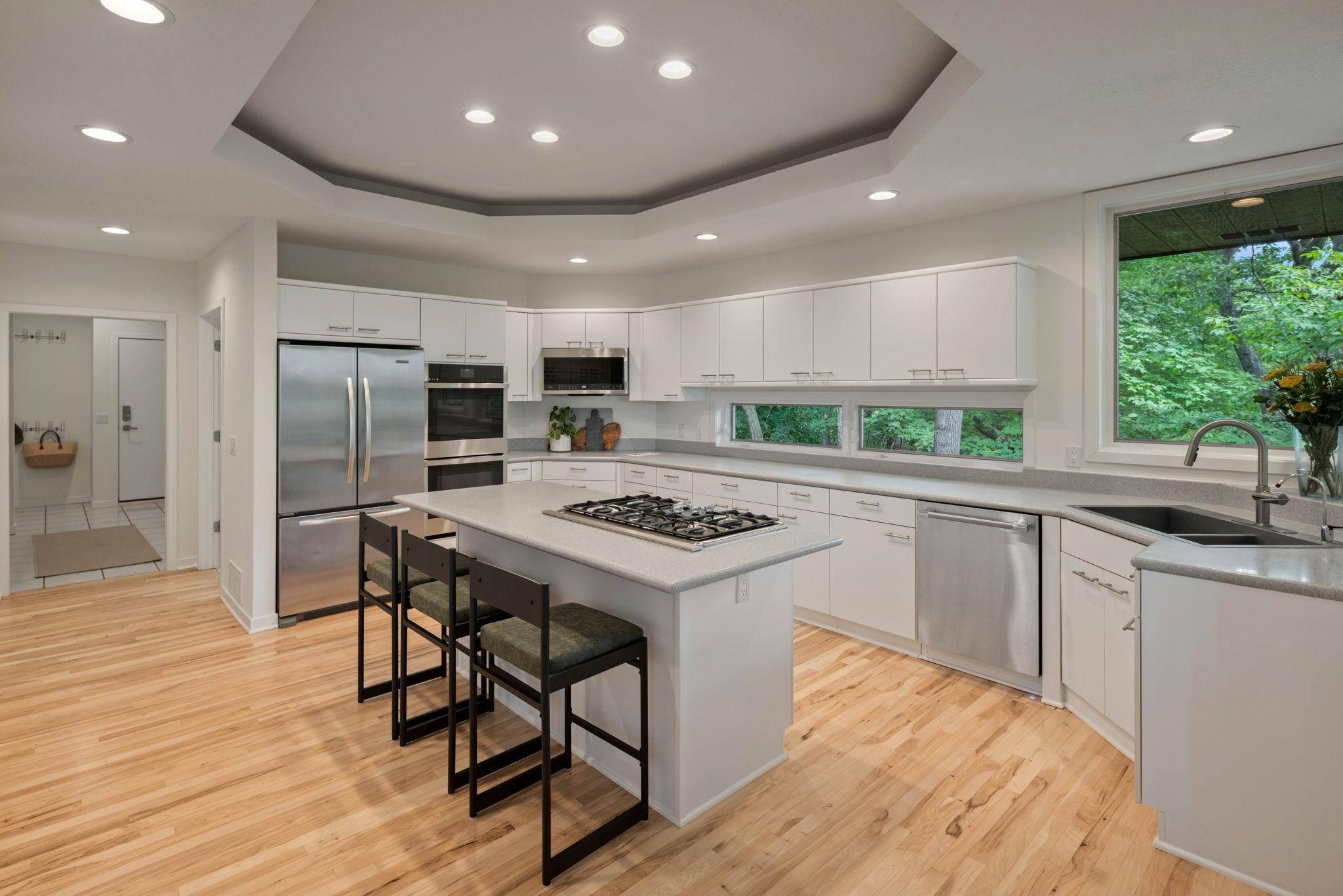 10321 Heidi LN, Chanhassen, MN 55318