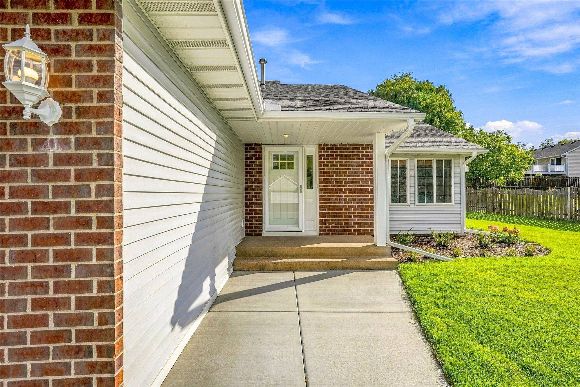 342 Parkview LN S, Maplewood, MN 55119