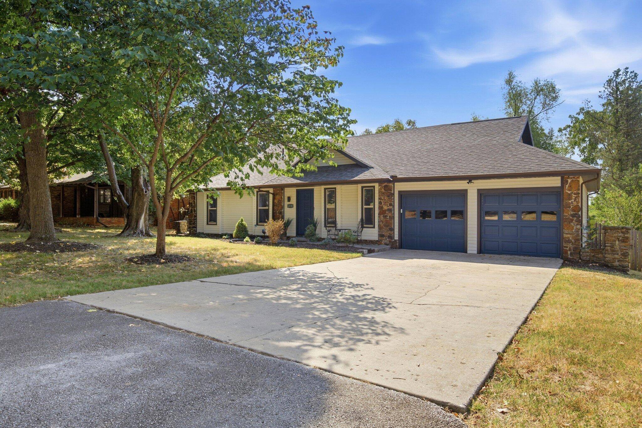 2158 E Cardinal ST, Springfield, MO 65804