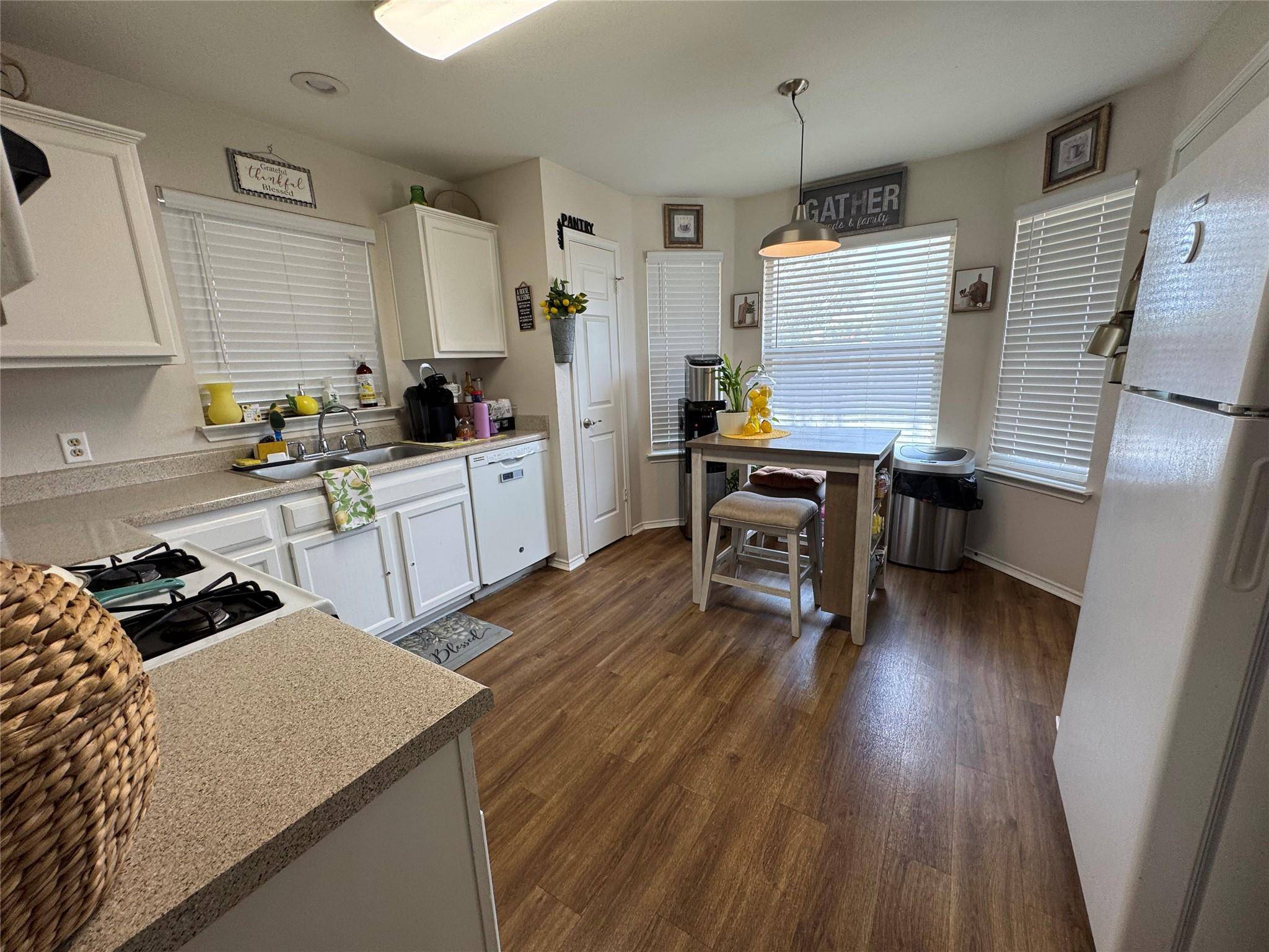 1015 Thackeray LN, Pflugerville, TX 78660